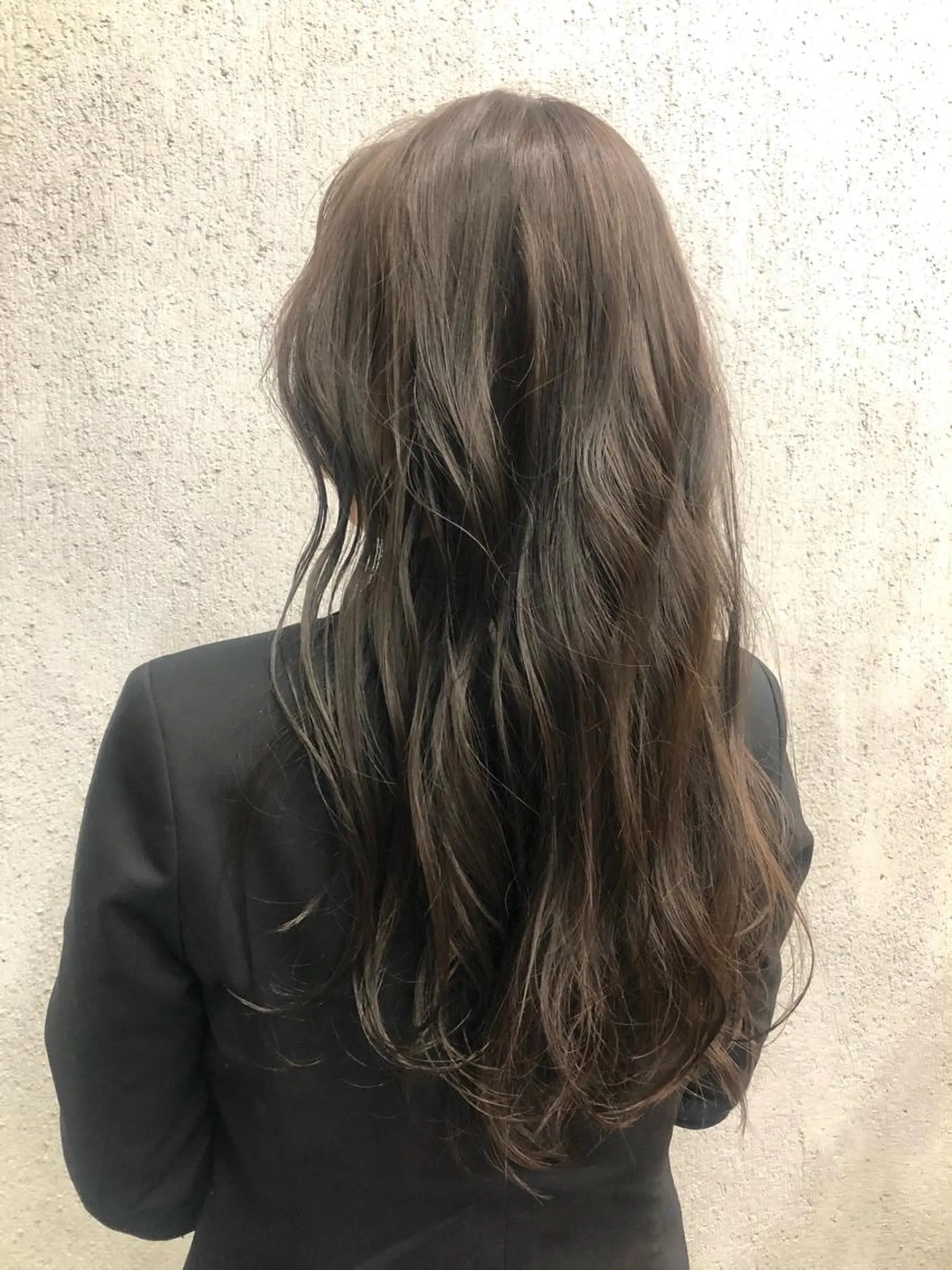 ロング カラー ヘアアレンジ ベージュカラー 岡田 真綾のヘアスタイル