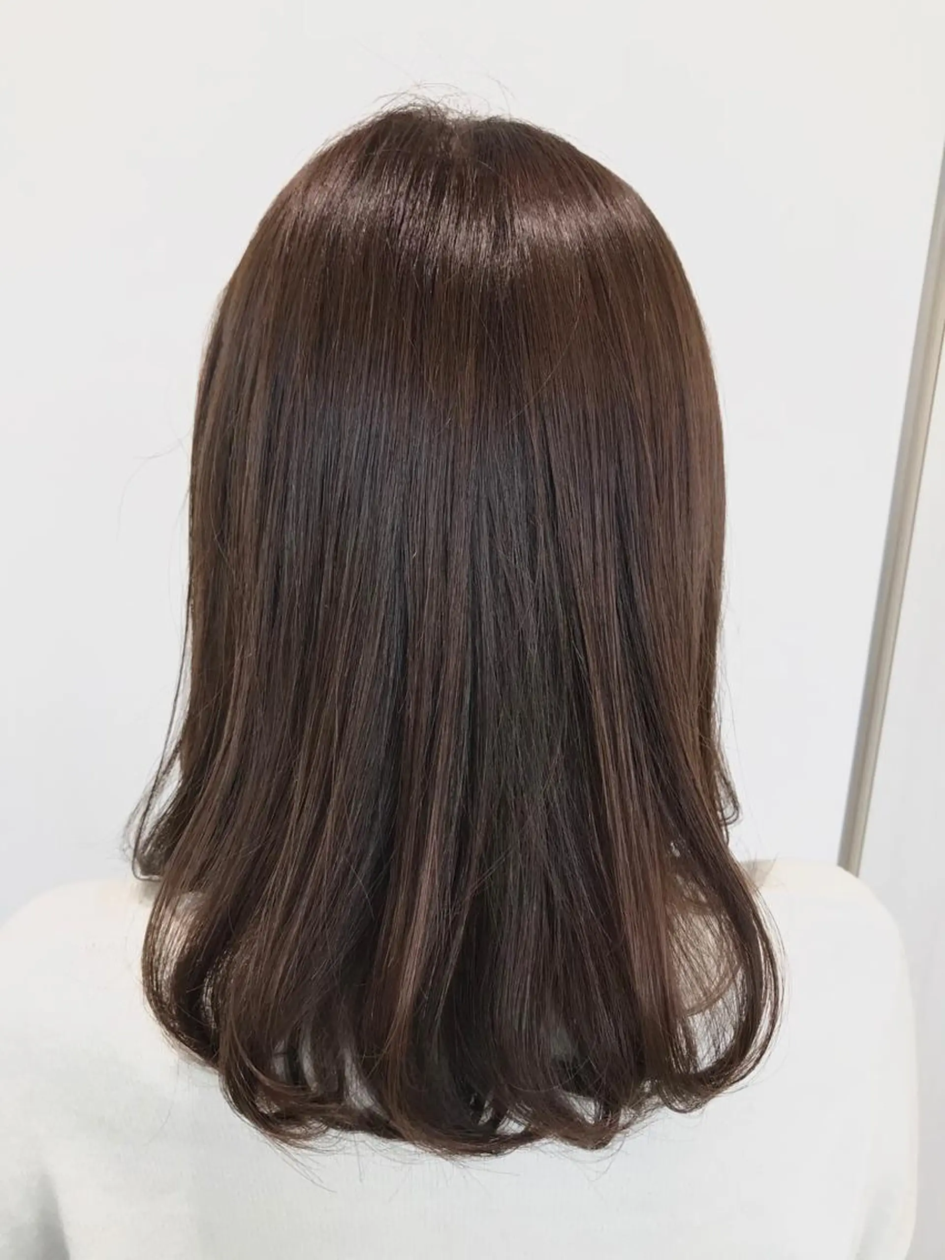 ミディアム カラー 透明感カラー グレージュ イルミナカラー 清藤綾/脱白髪染め 白髪ぼかしハイライトのヘアスタイル
