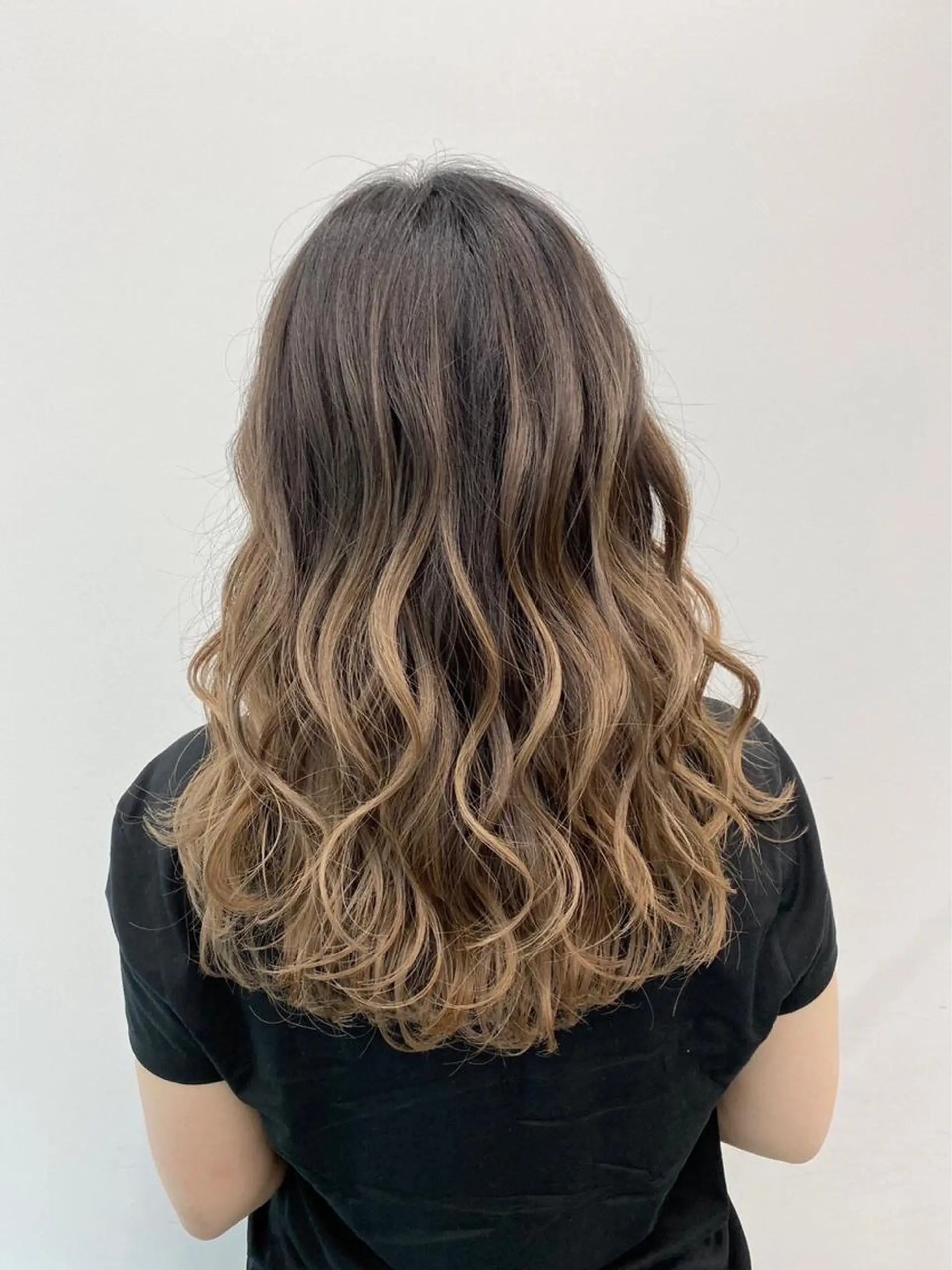 ロング アッシュ 顔周りカット ハイライト 髪質改善 韓国風ヘア ヘアカラー トリートメント 【公式】amble luxe池袋東口🩷のヘアスタイル