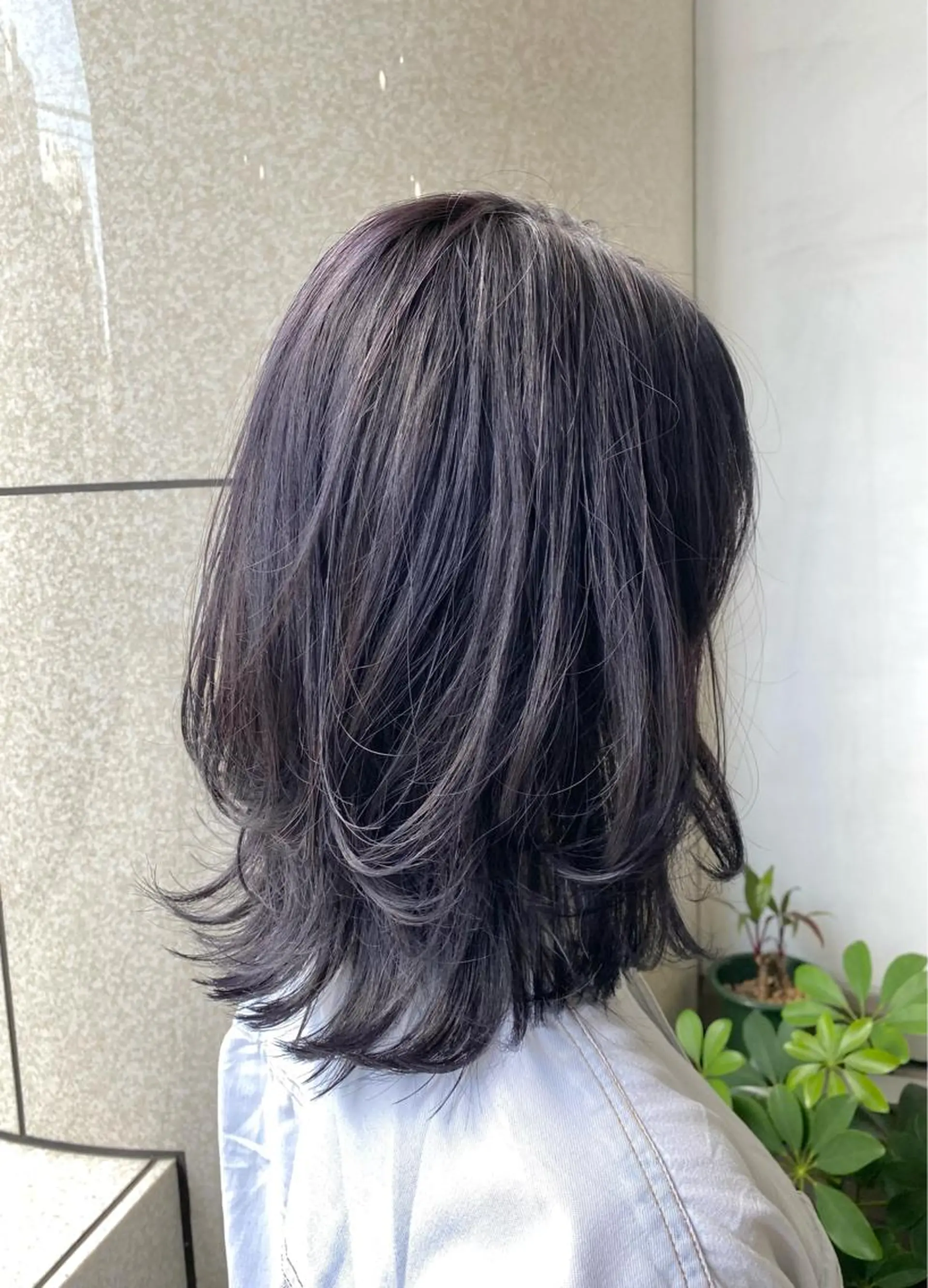 ミディアム カラー アッシュ ブルーカラー ブルーアッシュ 髪質改善 外ハネヘア 統括マネージャー/ 髪のドクター/前原悟のヘアスタイル