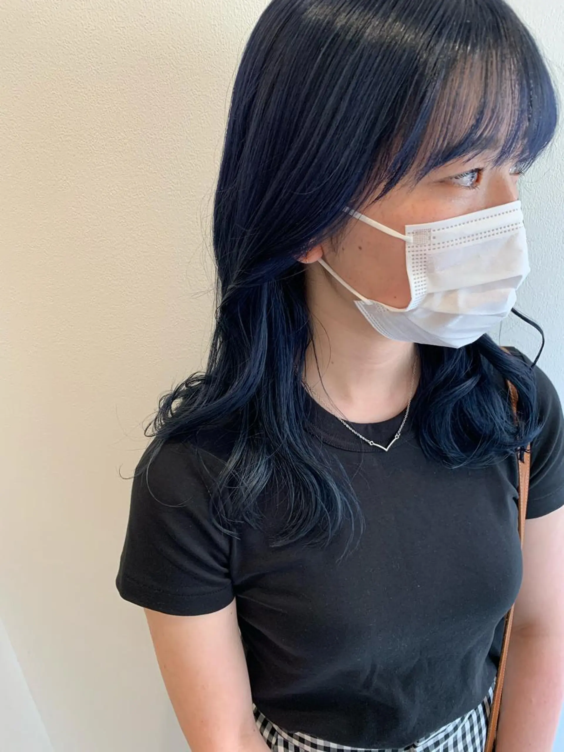 ミディアム カラー 黒髪 ブリーチ ブルーカラー ブルーブラック ケアブリーチ カット ヘアカラー MARU パーマ/レイヤーのヘアスタイル