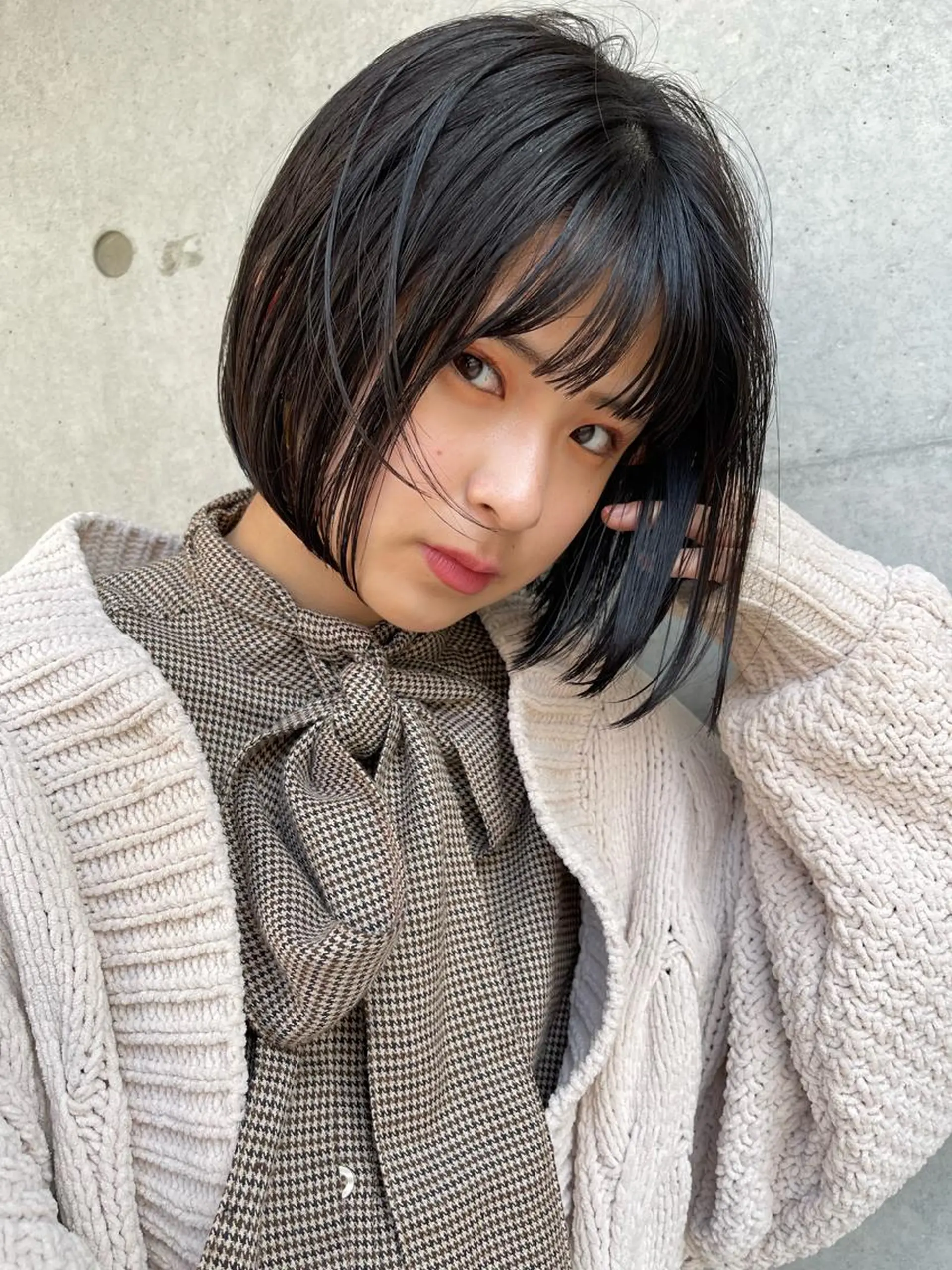 ミディアム 顔まわりレイヤー デザインカットのヘアスタイル