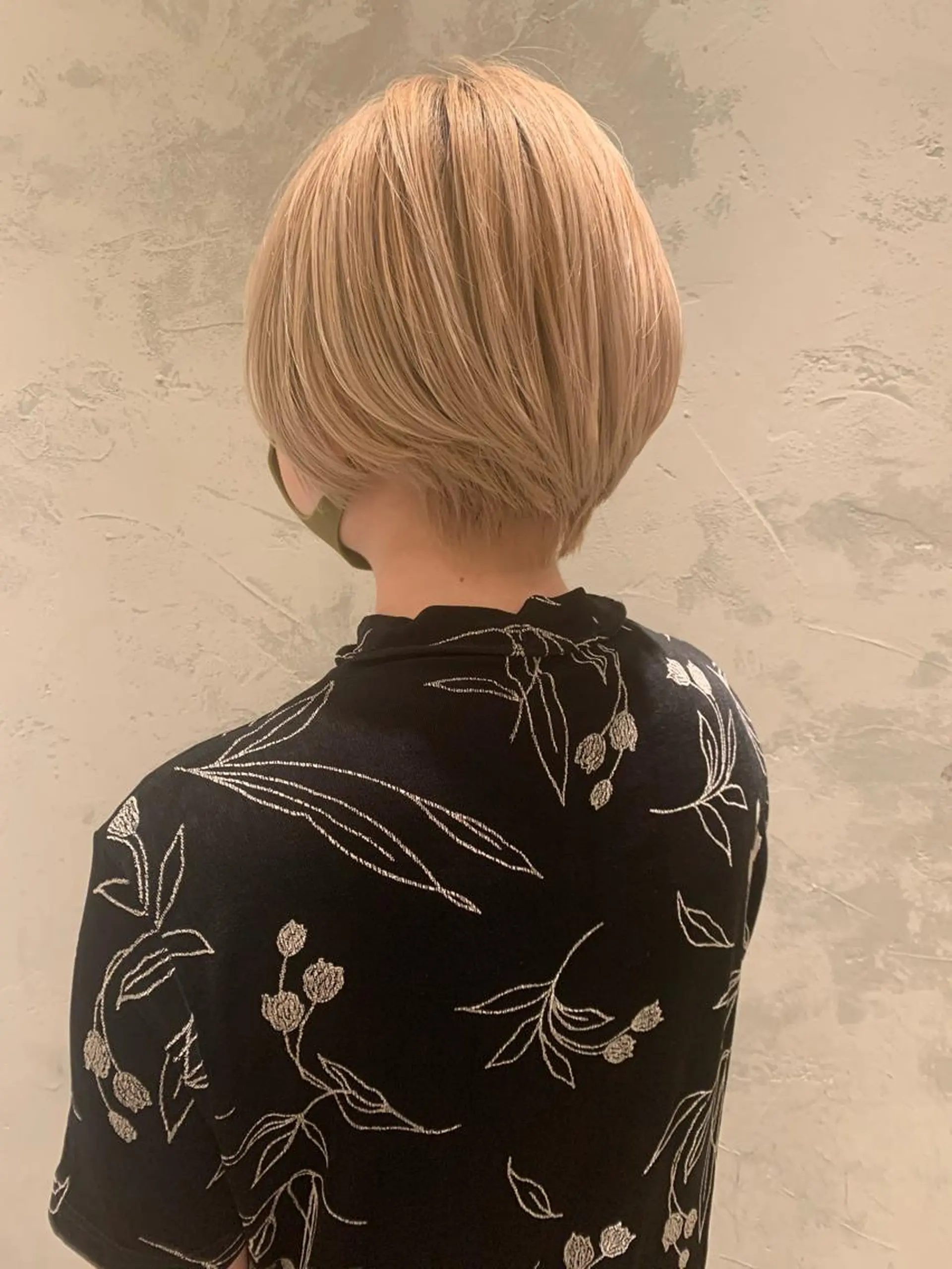 ショート SAKINO． ベージュカラーのヘアスタイル