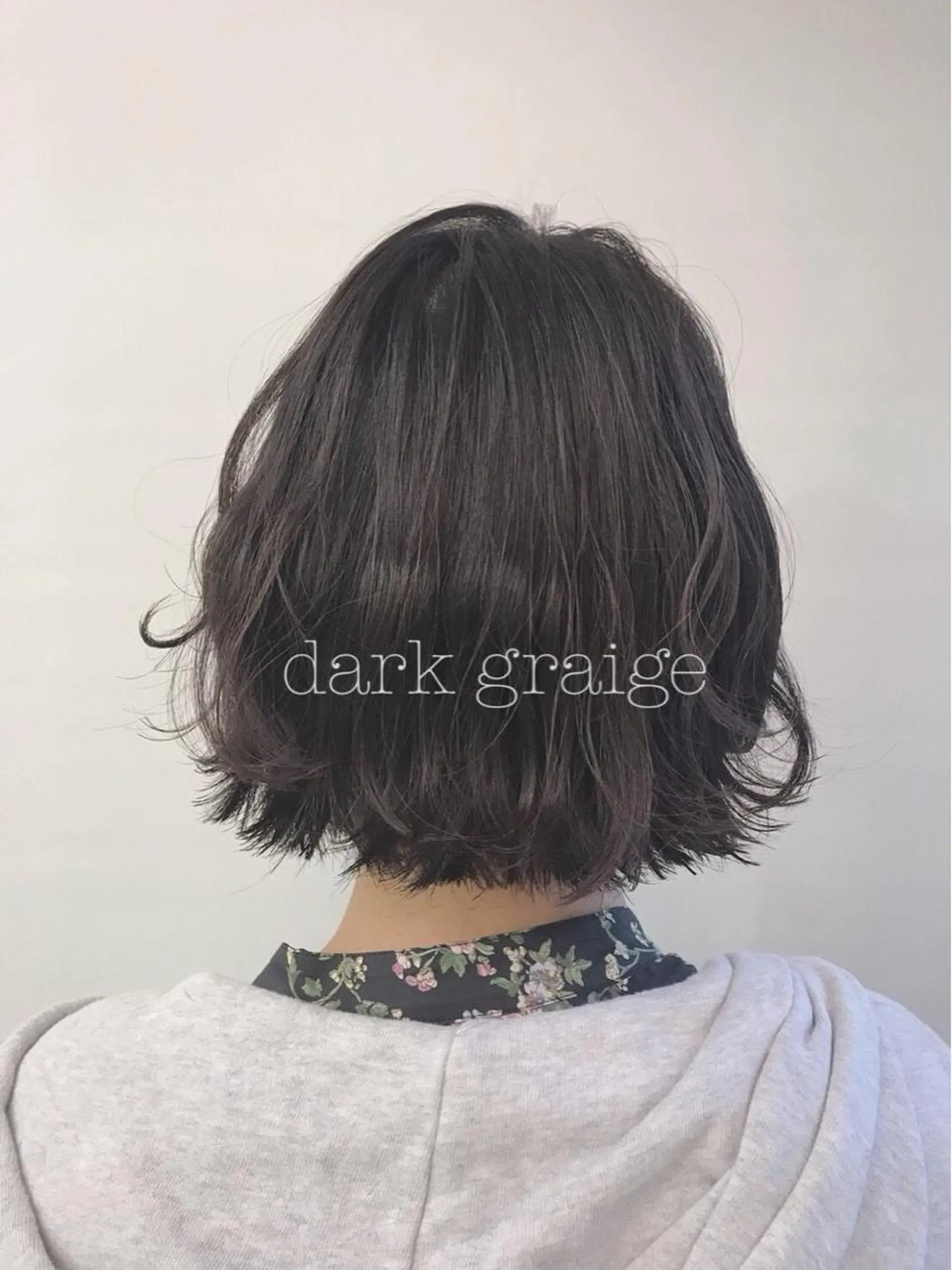 ショート カラー ぱつっとボブ/ 小野あかねのヘアスタイル