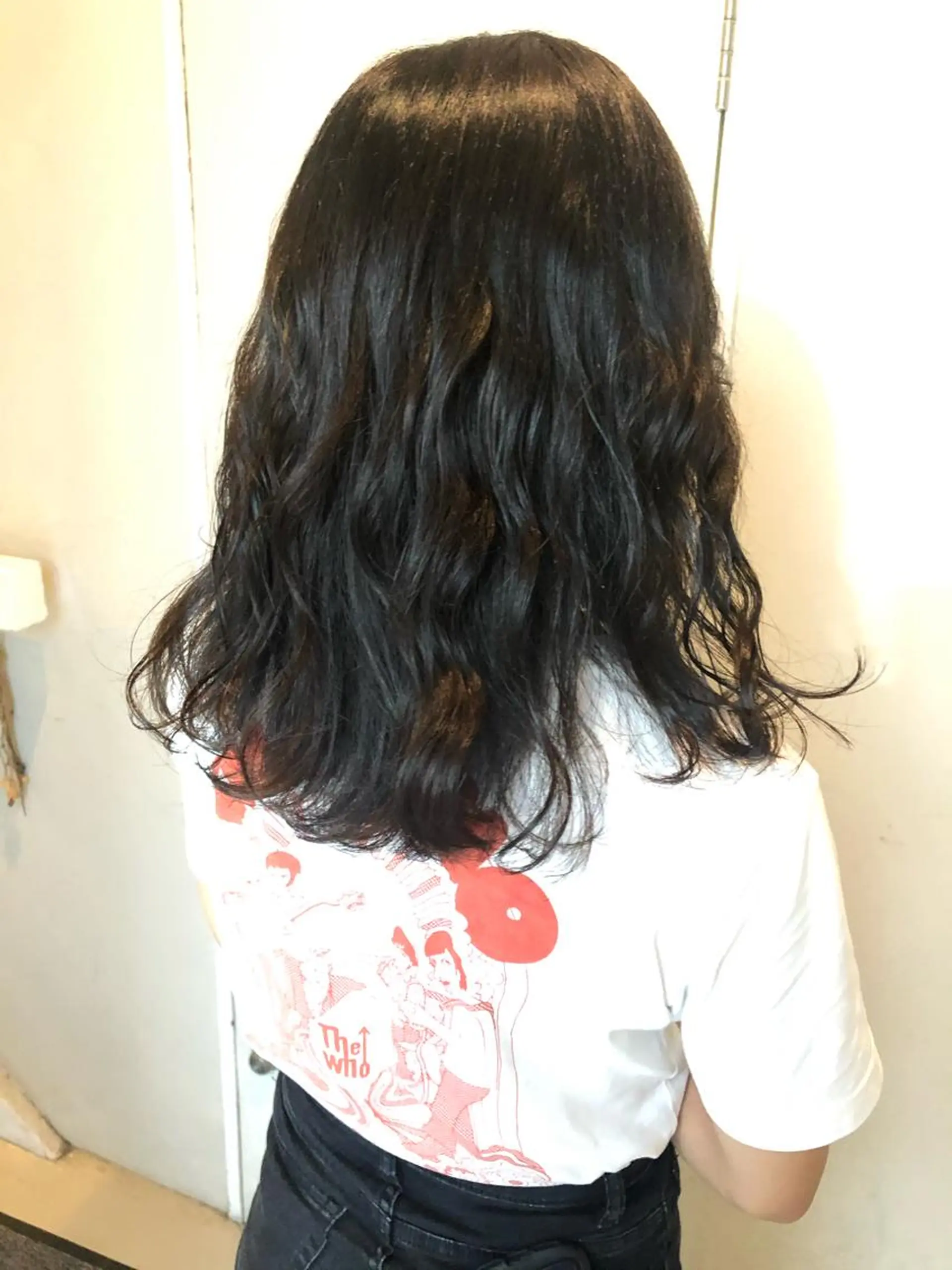 セミロング カラー 黒髪 ，comma momoka🪄のヘアスタイル