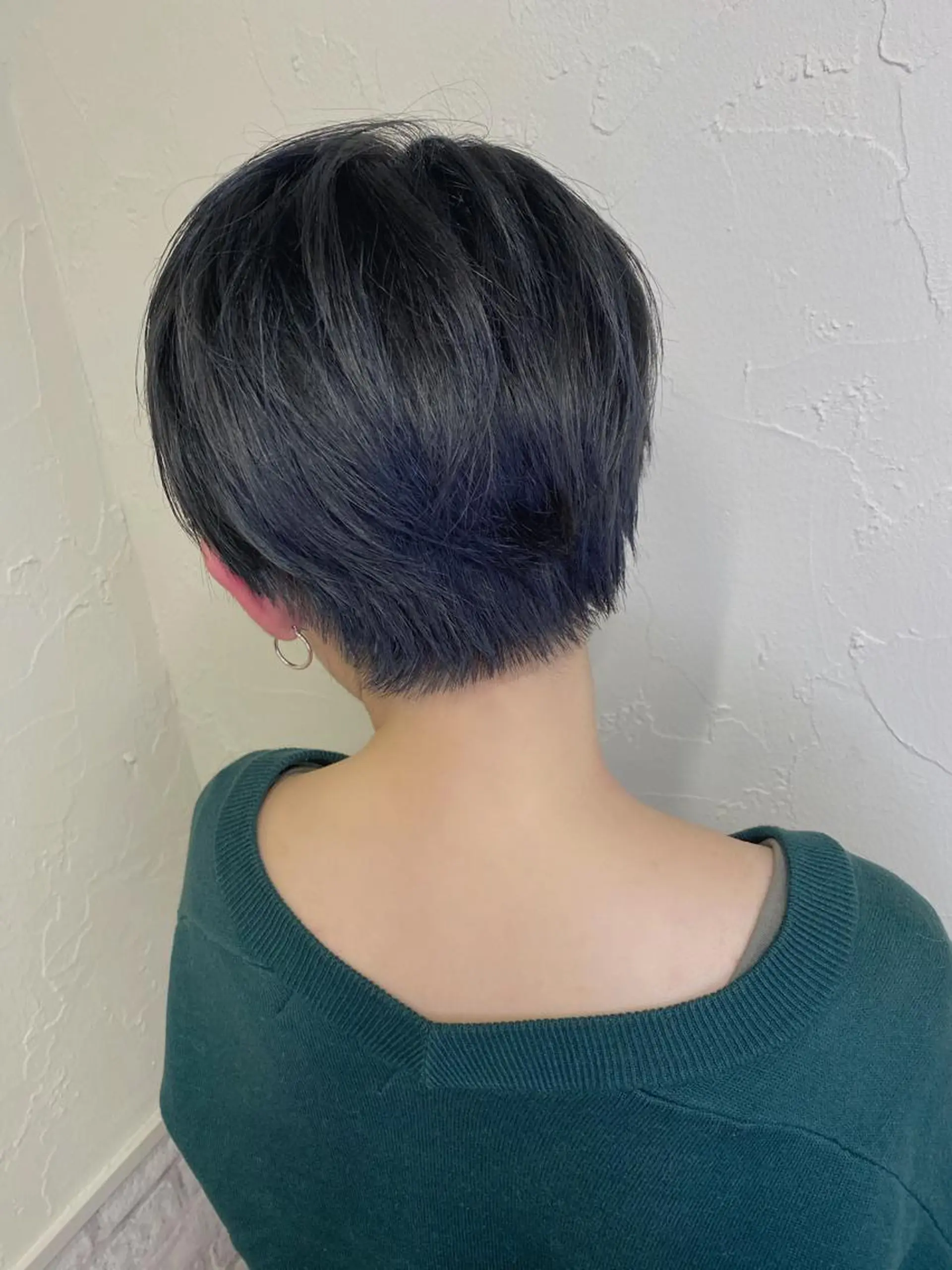 ショート カラー ネイビーカラー くびれヘア ショートヘア 髪質改善/レイヤー ストウシンゴのヘアスタイル