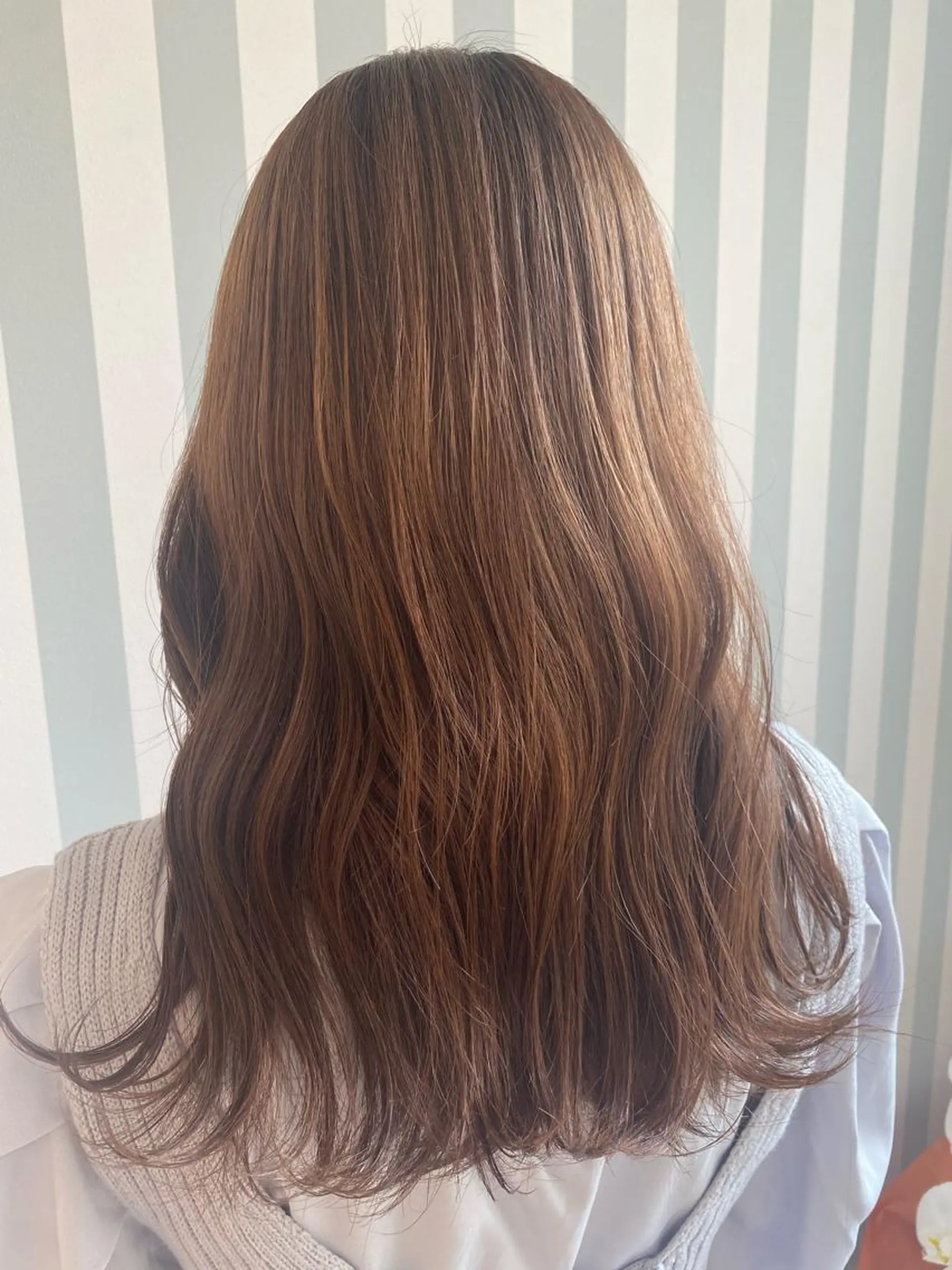 ロング カラー ブラウンカラー イルミナカラー オレンジ オレンジブラウン 小顔レイヤー/ ベージュ🤍Rieのヘアスタイル