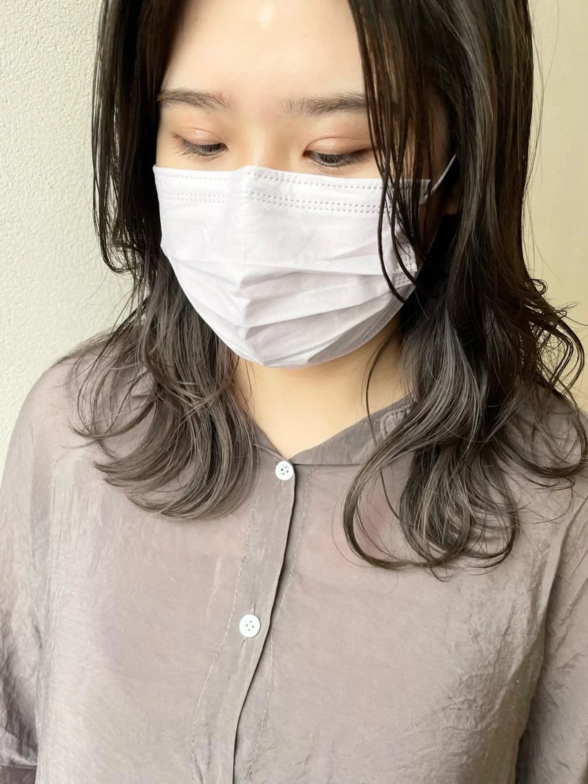 セミロング カラー ブリーチ イヤリングカラー シルバー 沢田 瞳のヘアスタイル