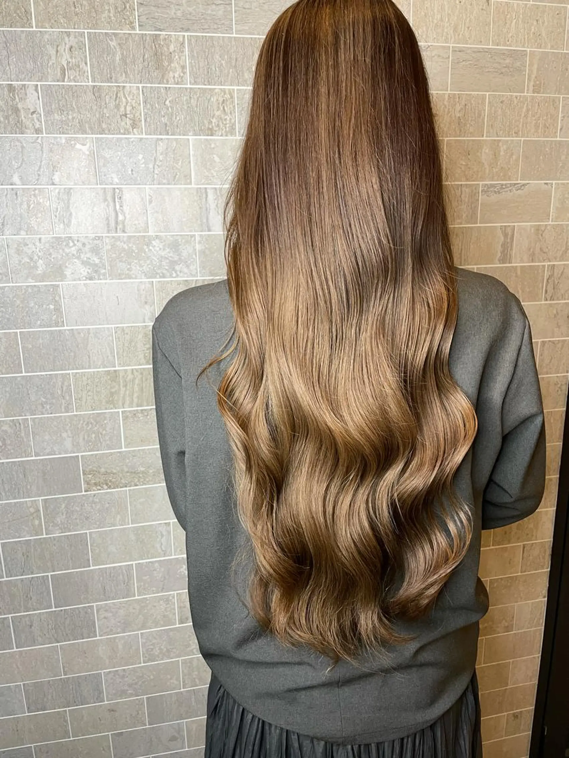 ロング ヘアカラー ブリーチ毛矯正.髪質 改善.髪にドラマをのヘアスタイル