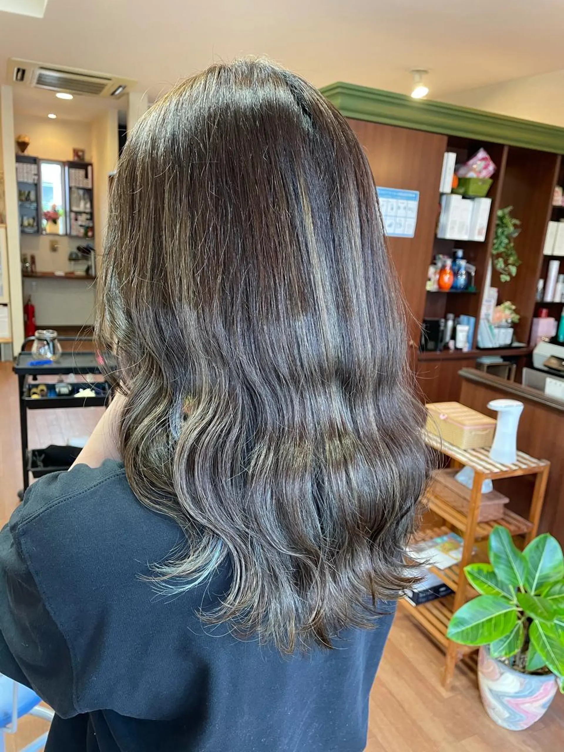 セミロング カラー Vyuha ビューハのヘアスタイル