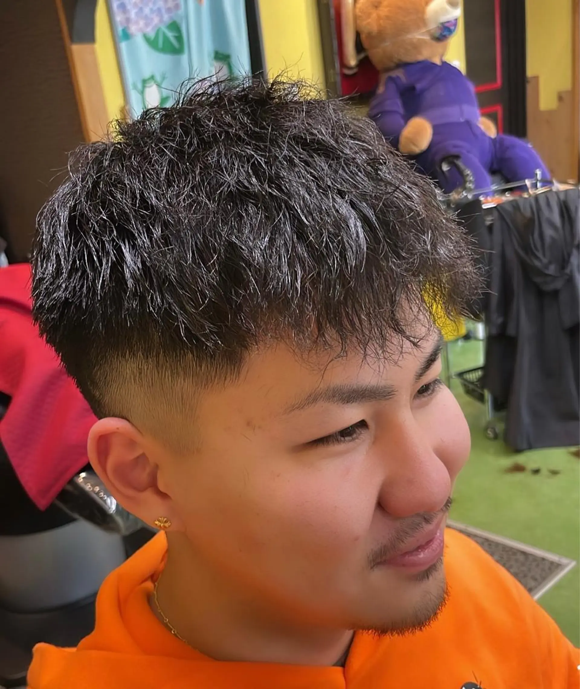 ショート パーマ メンズ フェードカット メンズパーマ メンズツイストパーマ 刈り上げ ショートヘア カット パーマ デザインカラー🏝️ 須賀汐音のヘアスタイル