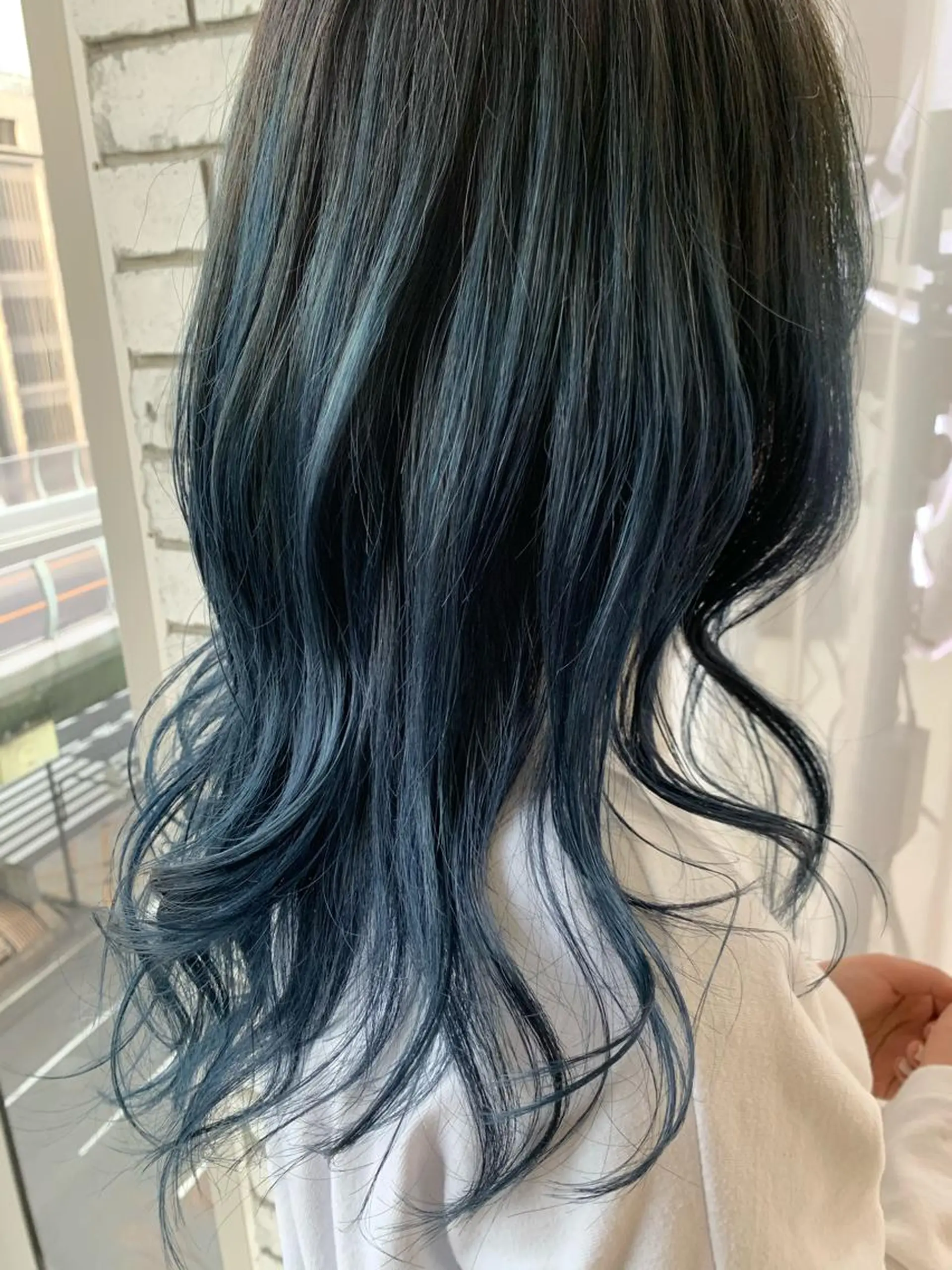 セミロング カラー ブルーカラー ブルージュ グラデーションカラー LUXBE LUCEのヘアスタイル