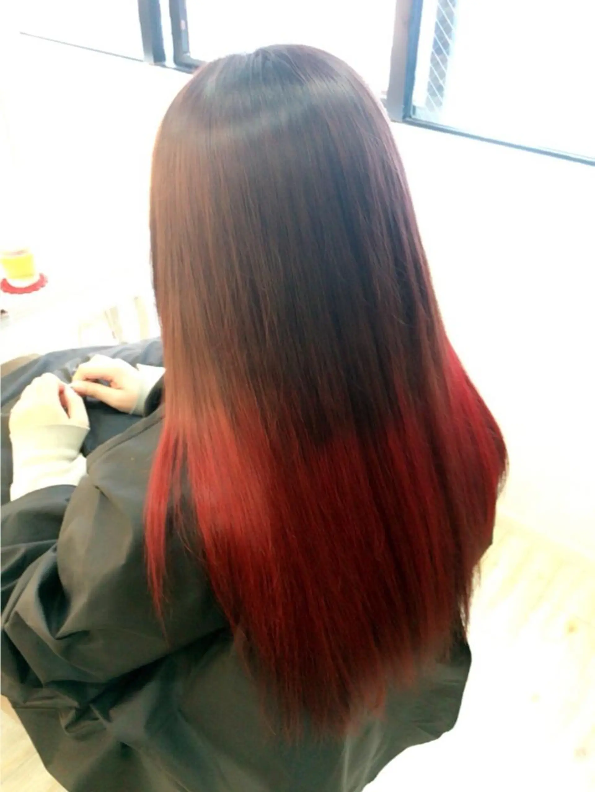 ロング カラー ボルドーカラー グラデーションカラー レッドカラー 小倉 聖也のヘアスタイル