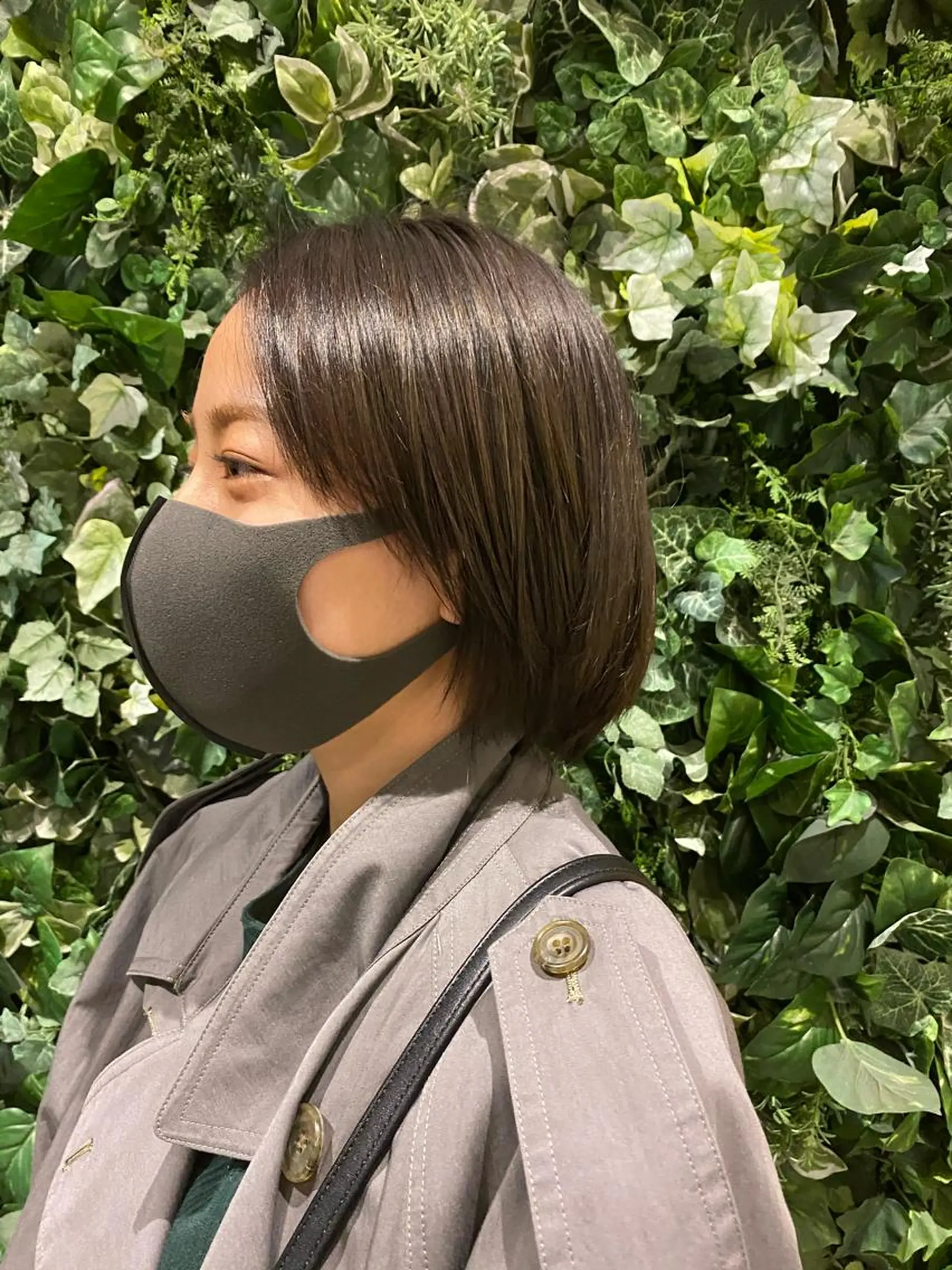 ショート カラー グレージュ 韓国🇰🇷レイヤー カットオリーブカラーのヘアスタイル