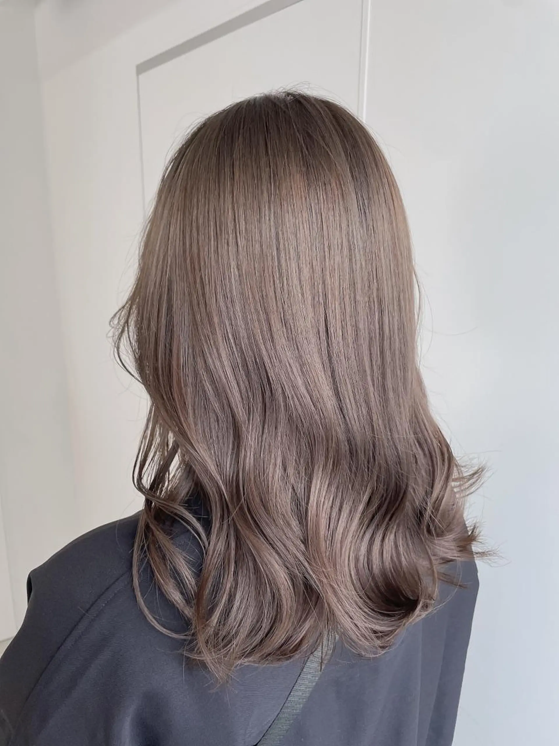 ミディアム カラー レイヤーカット 透明感カラーのヘアスタイル