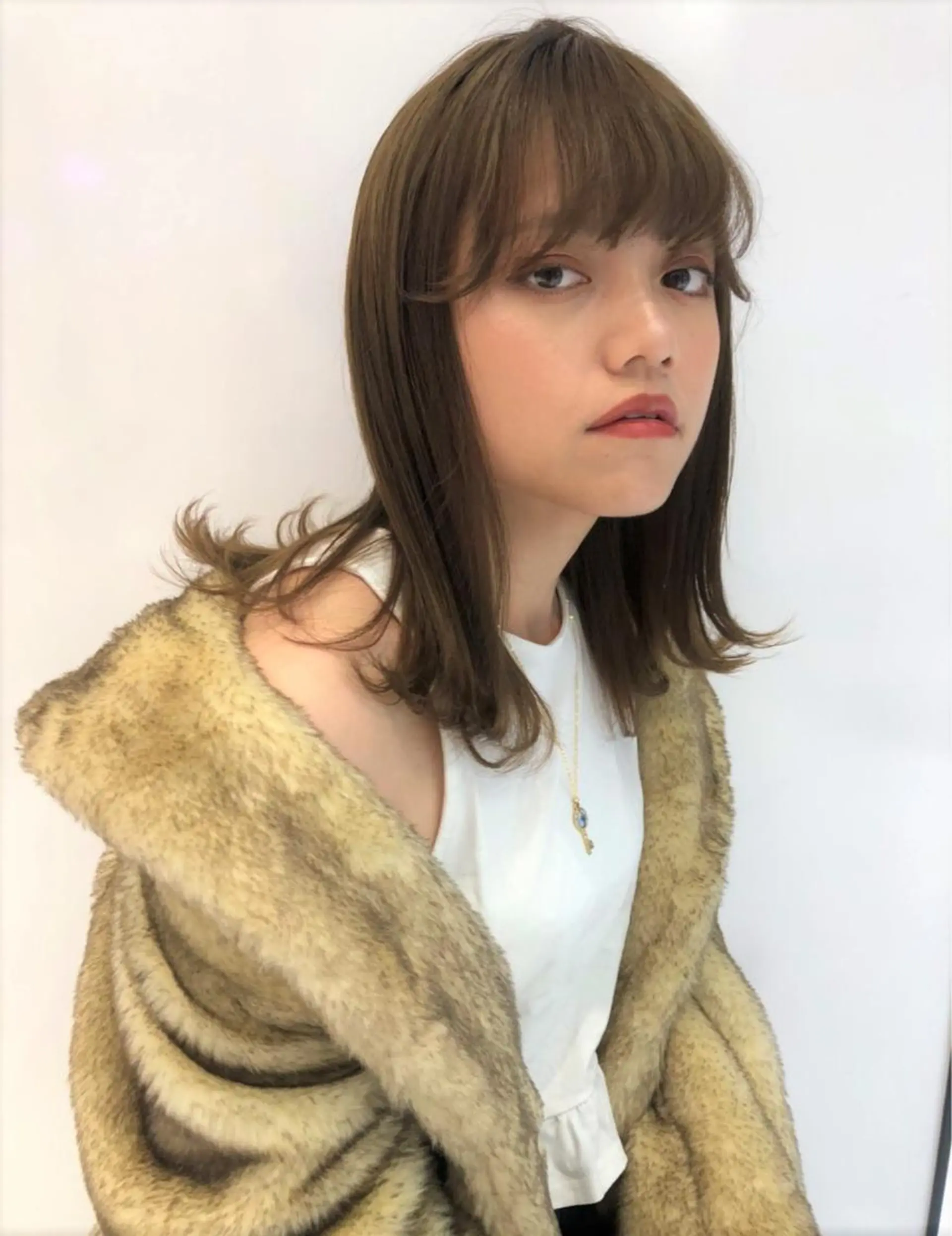 ミディアム カラー ベージュカラー ミルクティーベージュ カット ヘアカラー 相川 愛実のヘアスタイル