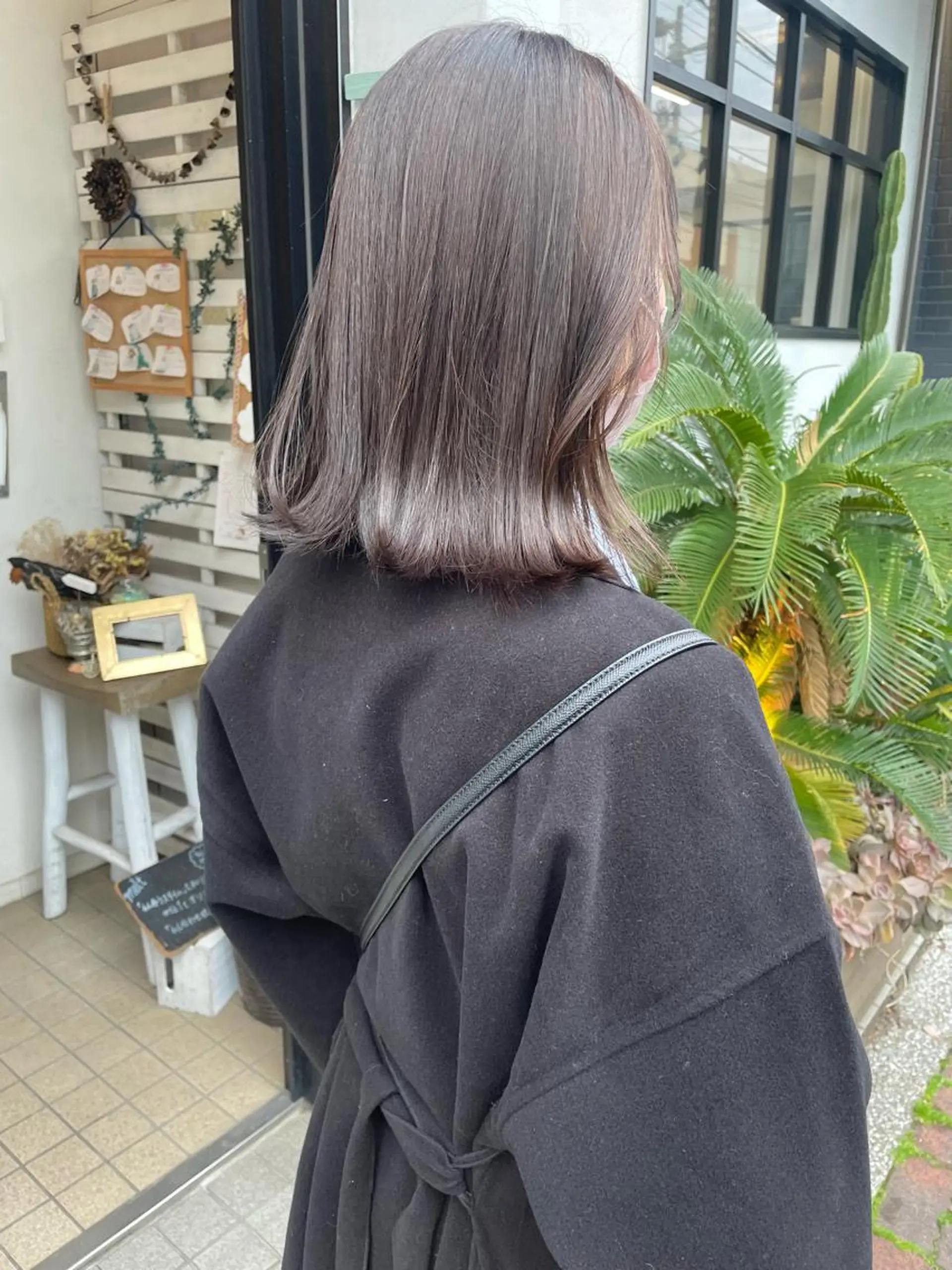 ミディアム カラー ボブレイヤー アッシュ ベージュカラー ブリーチ ブラウンカラー 🩰オリーブ/ ベージュ松本咲花🩰のヘアスタイル