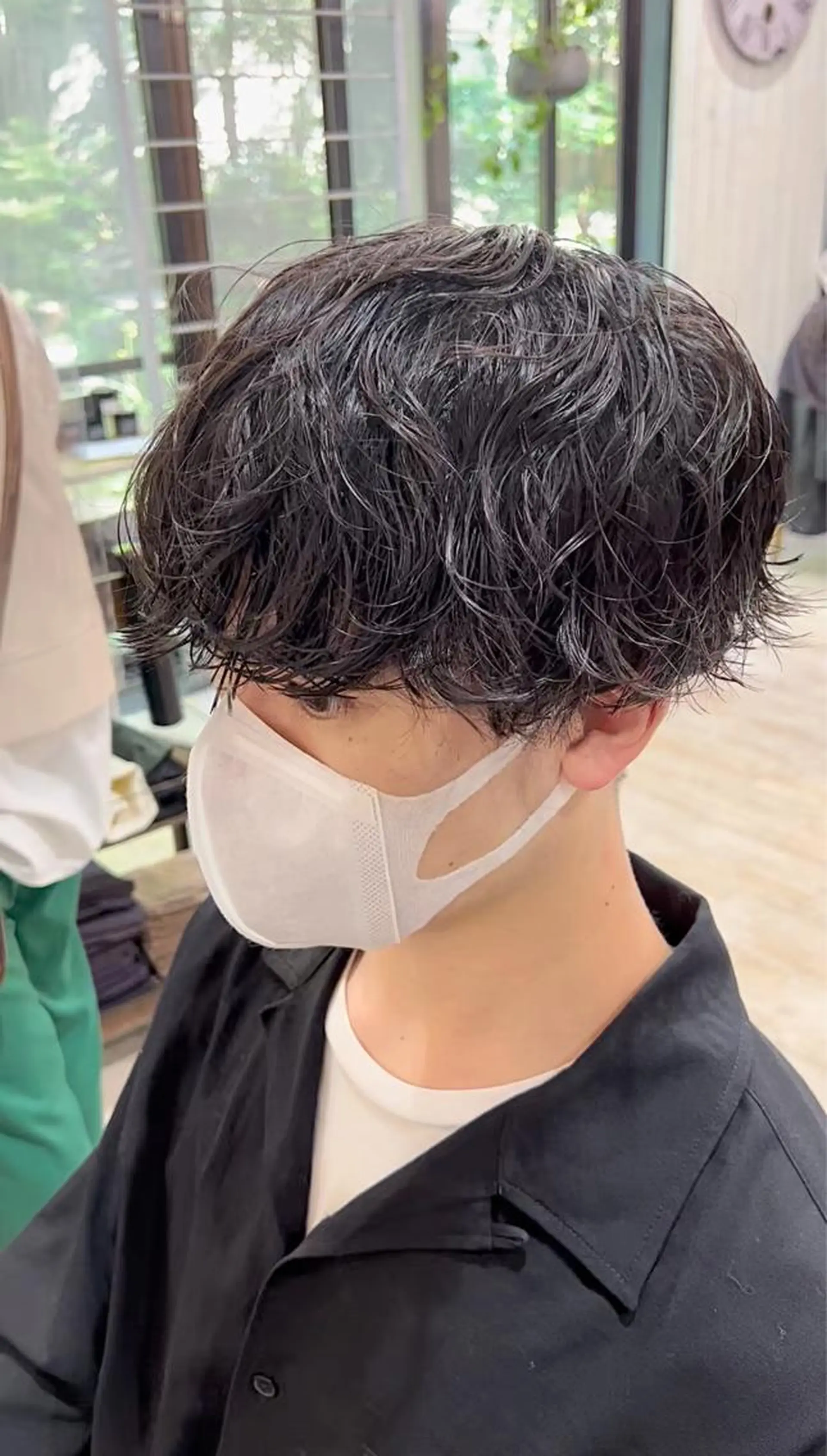 ミディアム パーマ メンズ ミディアムパーマ メンズブリーチ センターパート フェードカット メンズハイライト メンズStylist 山根慧のヘアスタイル