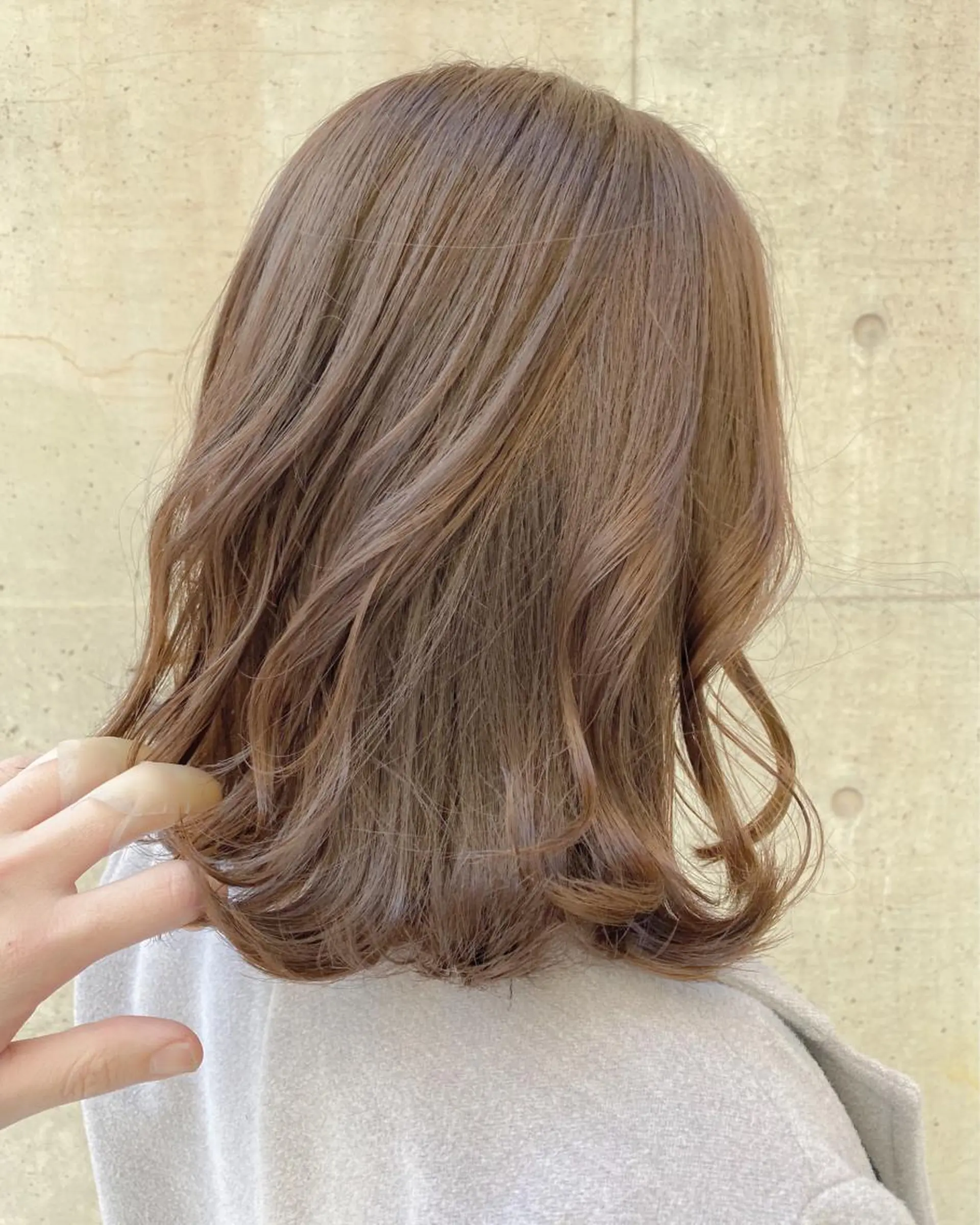 ミディアム カラー ベージュカラー イルミナカラー シルバー シルバーベージュ SALOWIN神戸三宮East店所属・【透明感、艶髪】西村 有司のヘアスタイル