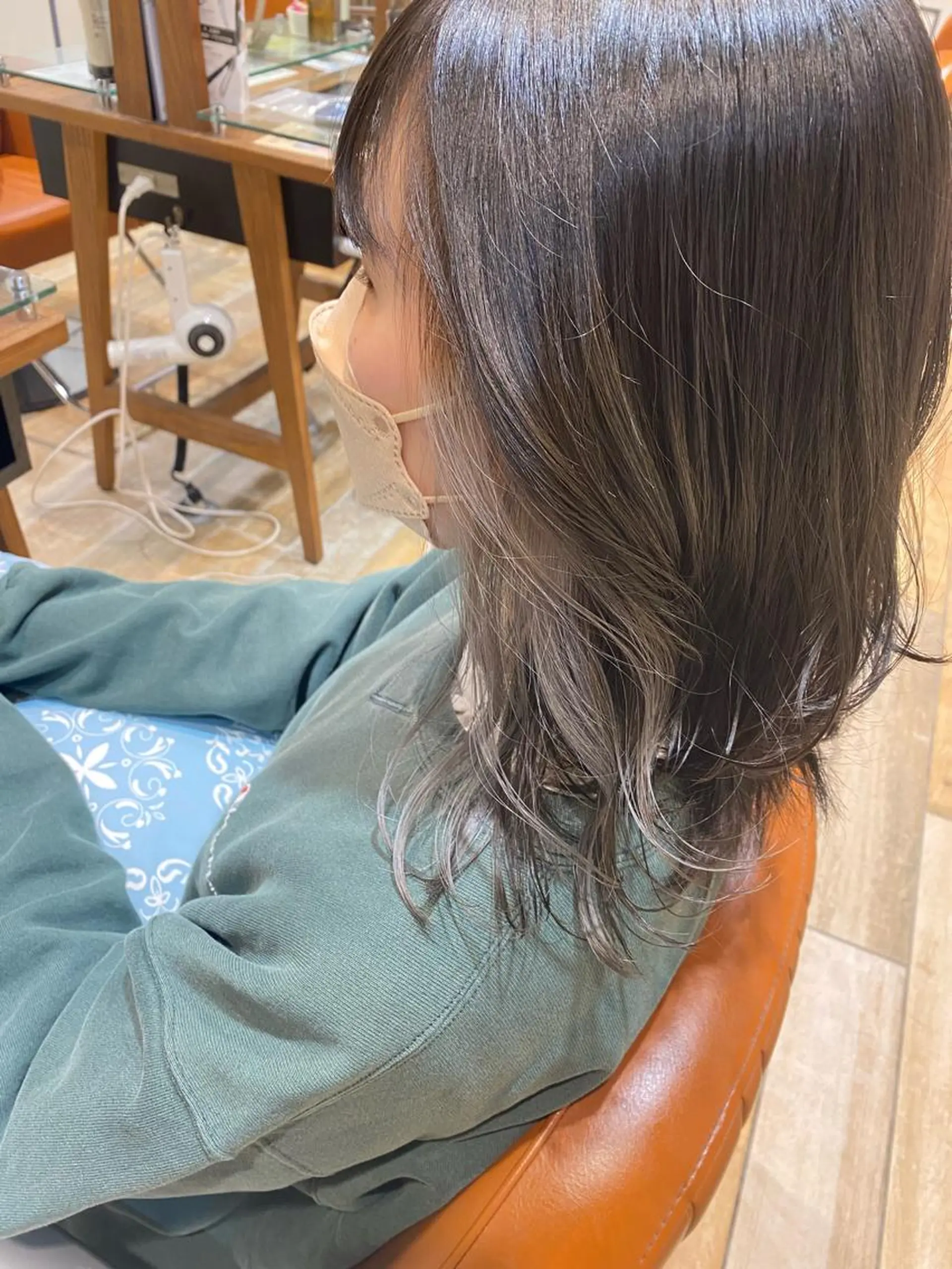 セミロング カラー ヘアカラー 宮内 真乃のヘアスタイル