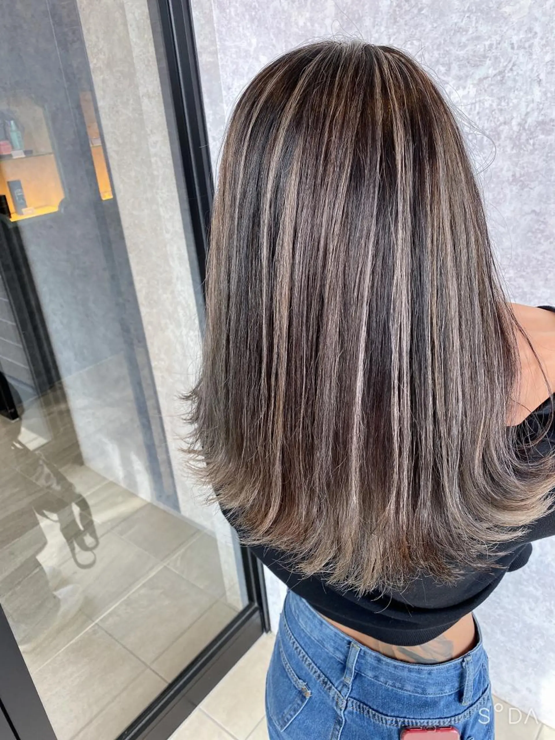 セミロング レイヤーカット ヘアカラー Kobayashi ハイライト/ショートのヘアスタイル