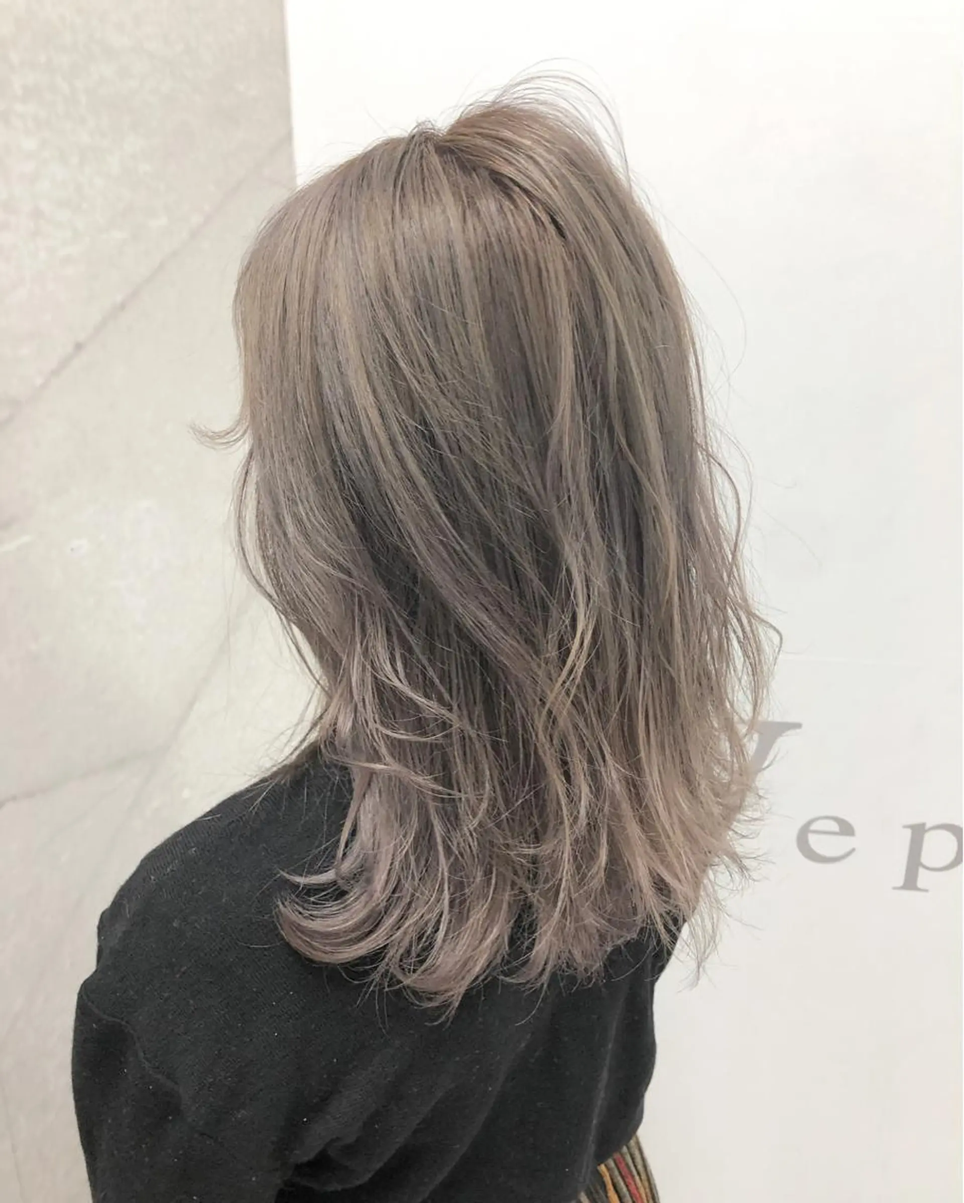 セミロング カラー ブリーチ グレージュ &グループ代表取締役 KOHEIのヘアスタイル