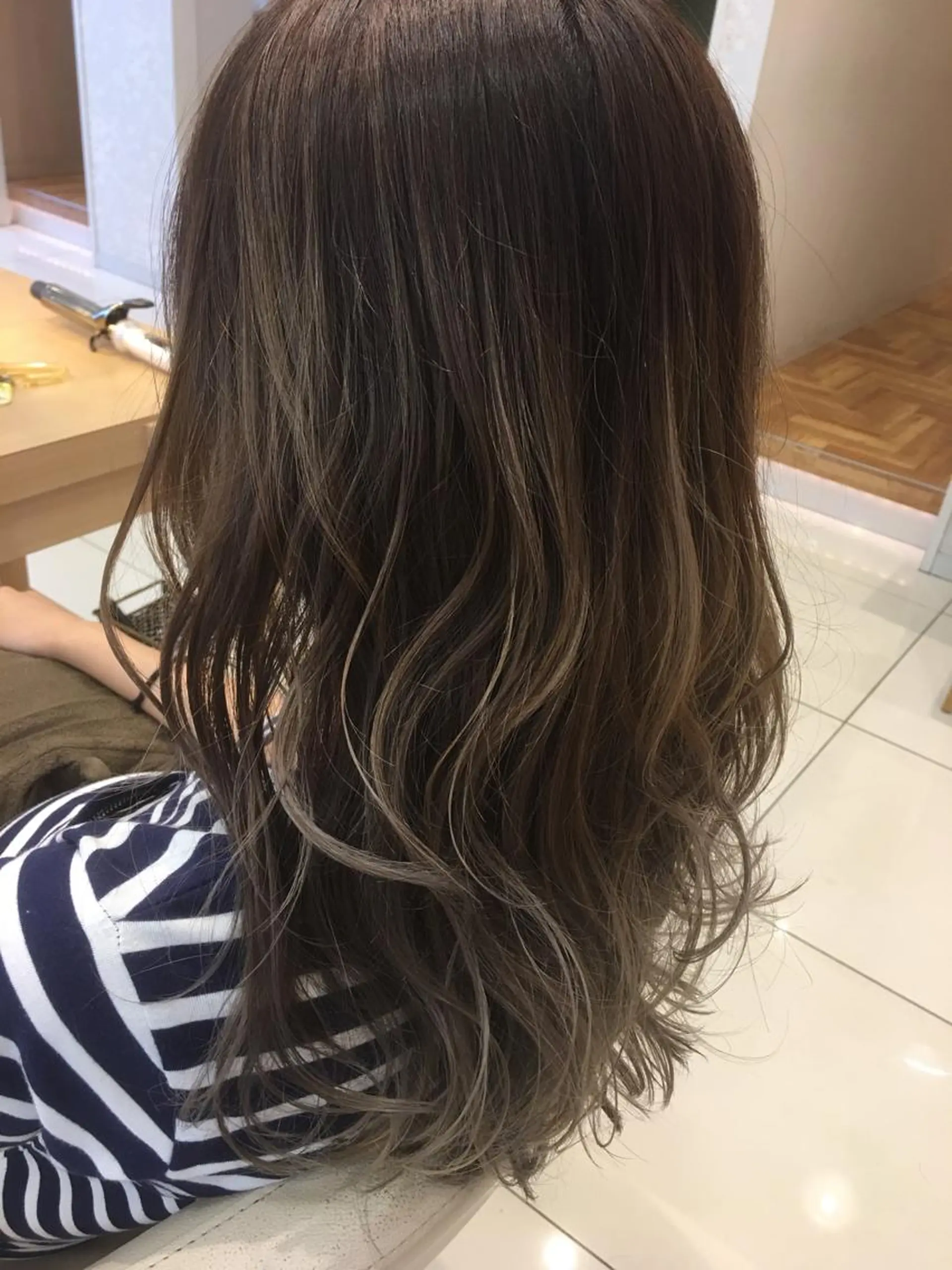 セミロング カラー グラデーションカラー グレージュ ハイライトカラー ハイライト 小田原NO1 美容師 飯田飛翔のヘアスタイル