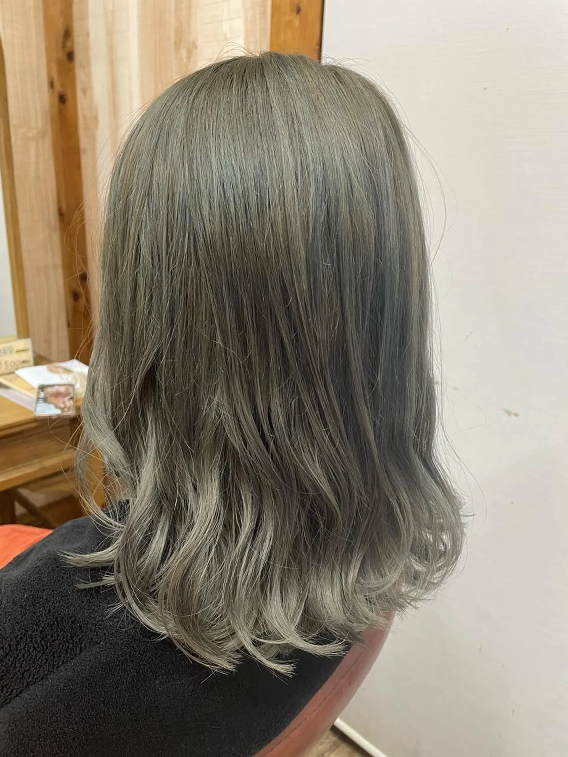 ミディアム カラー ベージュカラー ブリーチ オリーブベージュ 佐藤 芽依のヘアスタイル