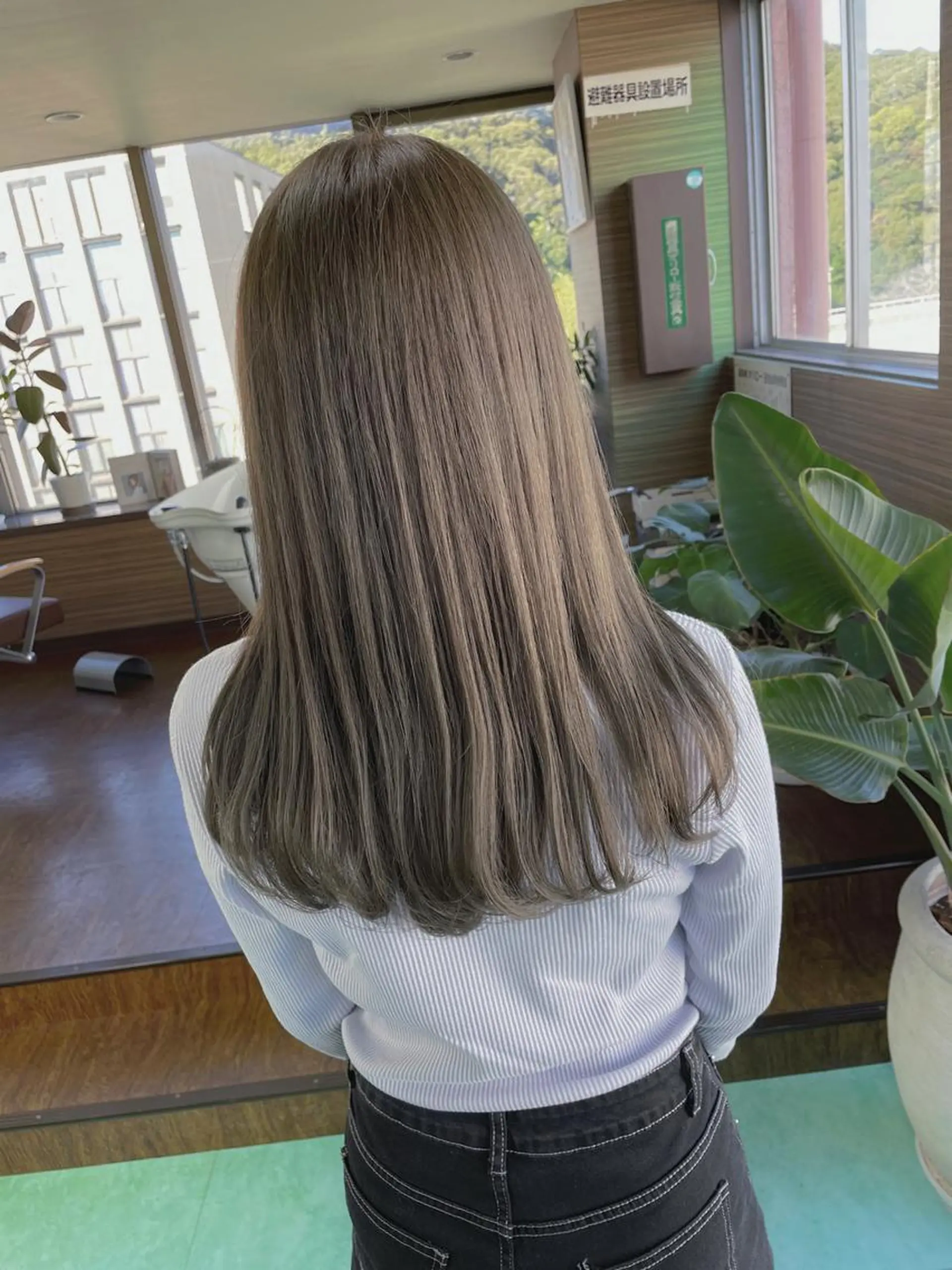 セミロング カラー アッシュ ベージュカラー 透明感カラー シルバー ヘアカラー 土居 正季のヘアスタイル