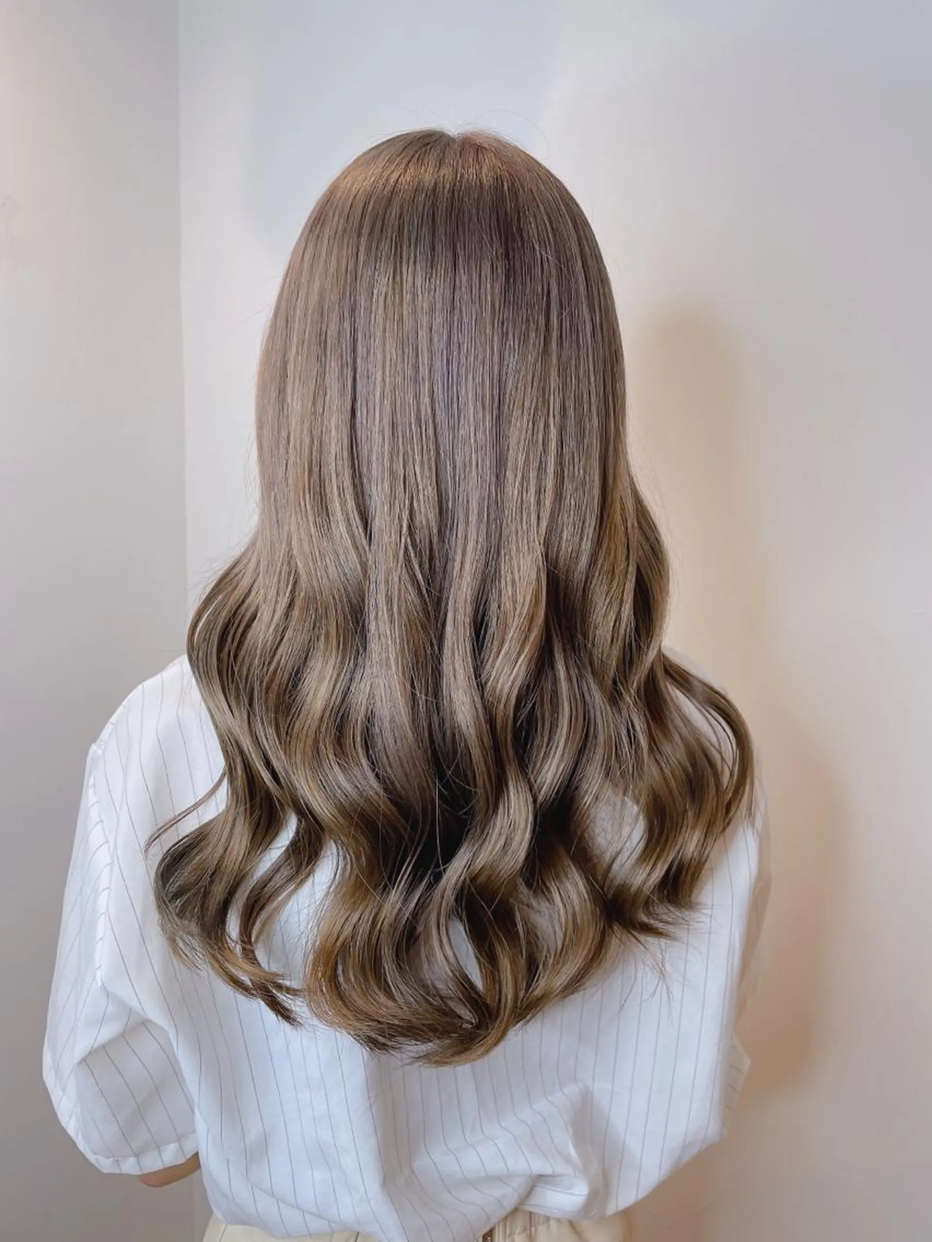 ロング カラー ブリーチ グレージュ ヘアアレンジ にいた　かづしげのヘアスタイル