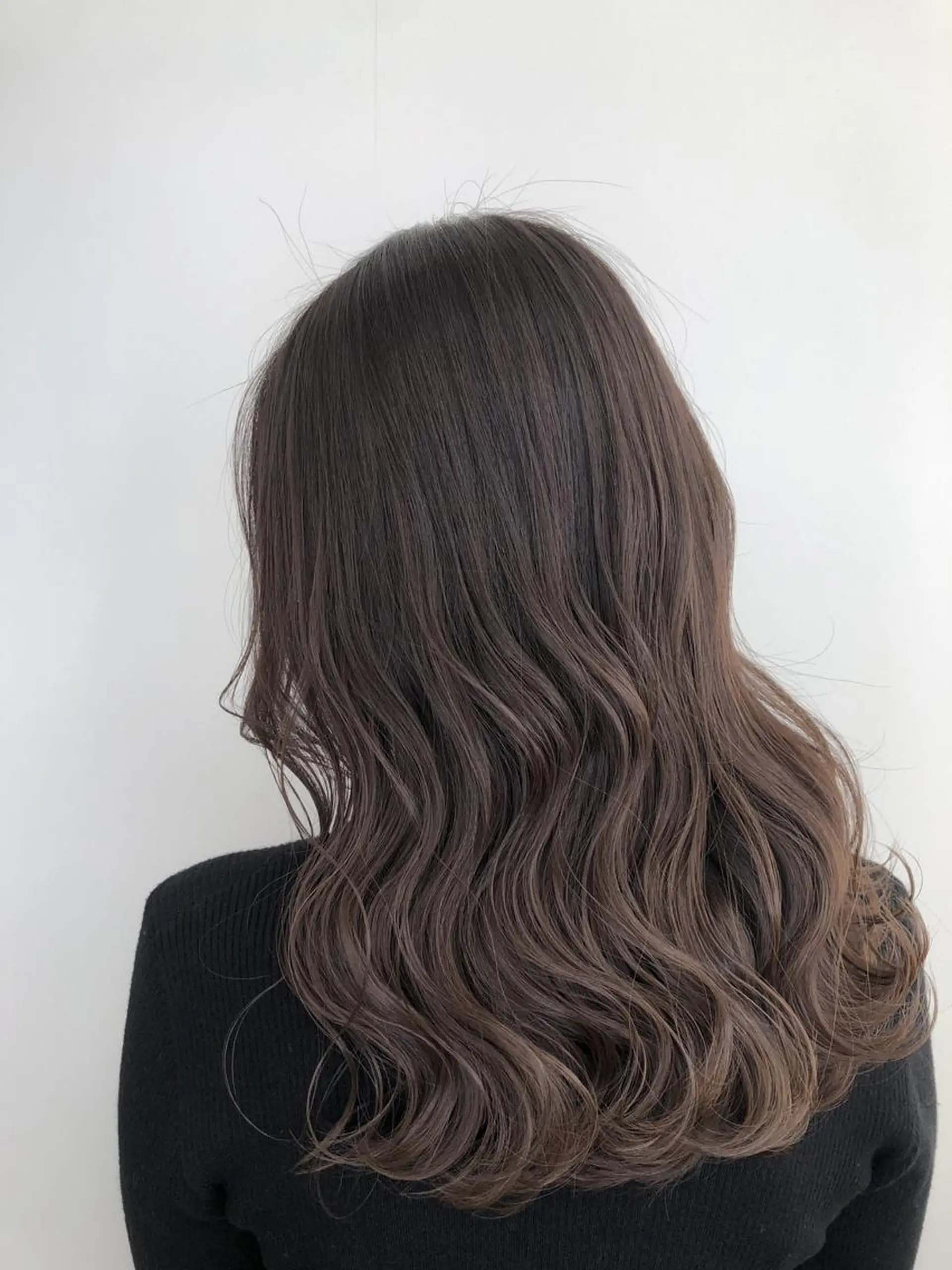 セミロング カラー ハイライトカラー オリーブグレー ハイライト SALOWIN神戸三宮East店所属・【透明感、艶髪】西村 有司のヘアスタイル