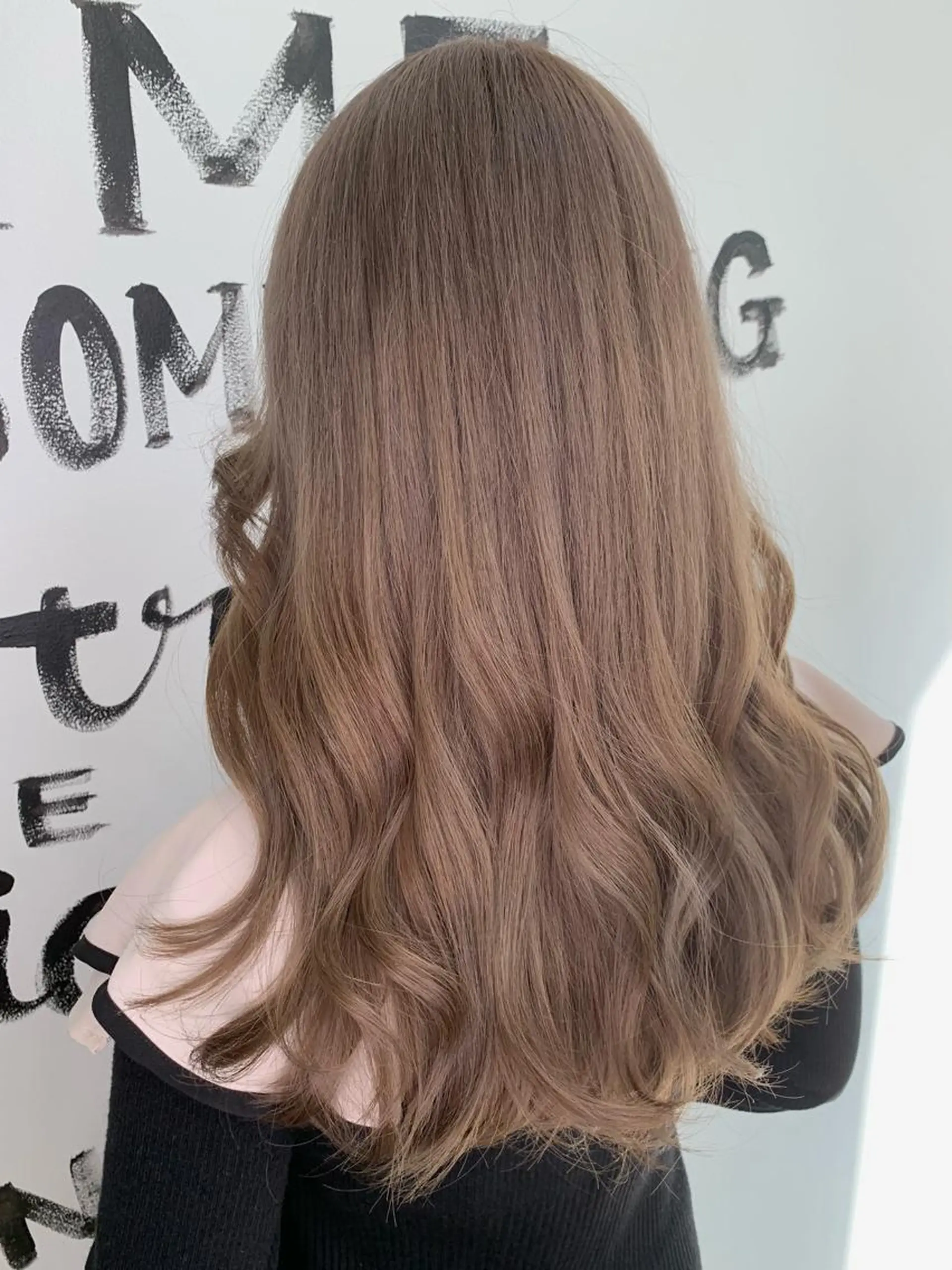 セミロング カラー ベージュカラー ブリーチ グレージュ ミルクティーベージュ オリーブグレージュ ヘアカラー トリートメント 小笠原 菜緒のヘアスタイル