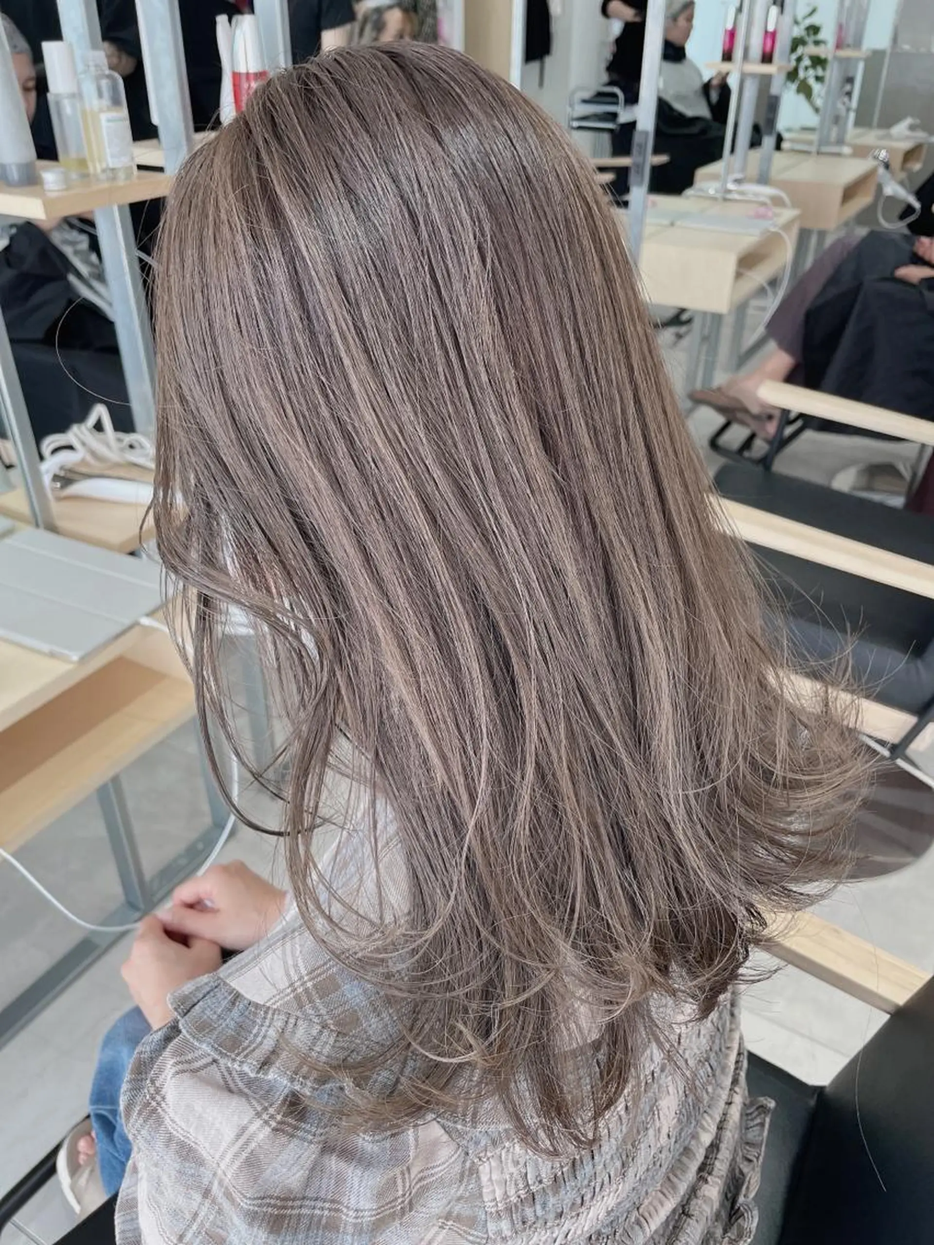 ミディアム カラー レイヤーカット 透明感カラーのヘアスタイル