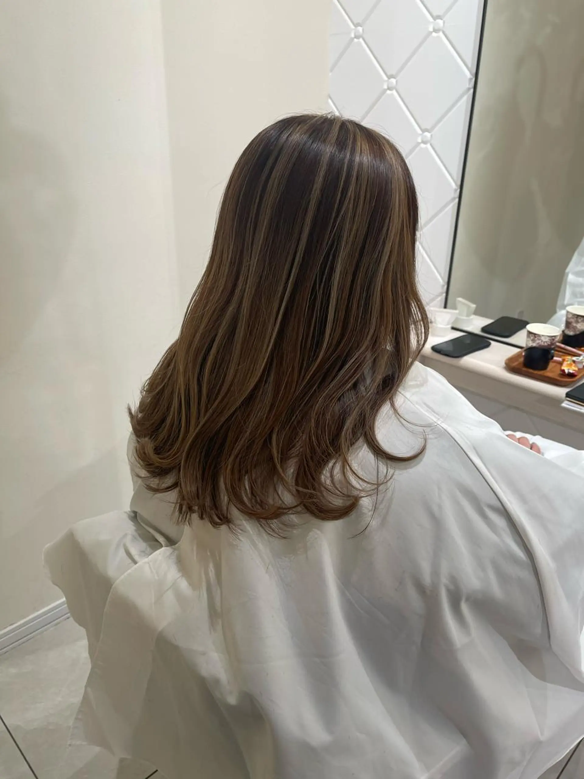 カラー 濱田輝レイヤー 韓国風 ハイトーンのヘアスタイル