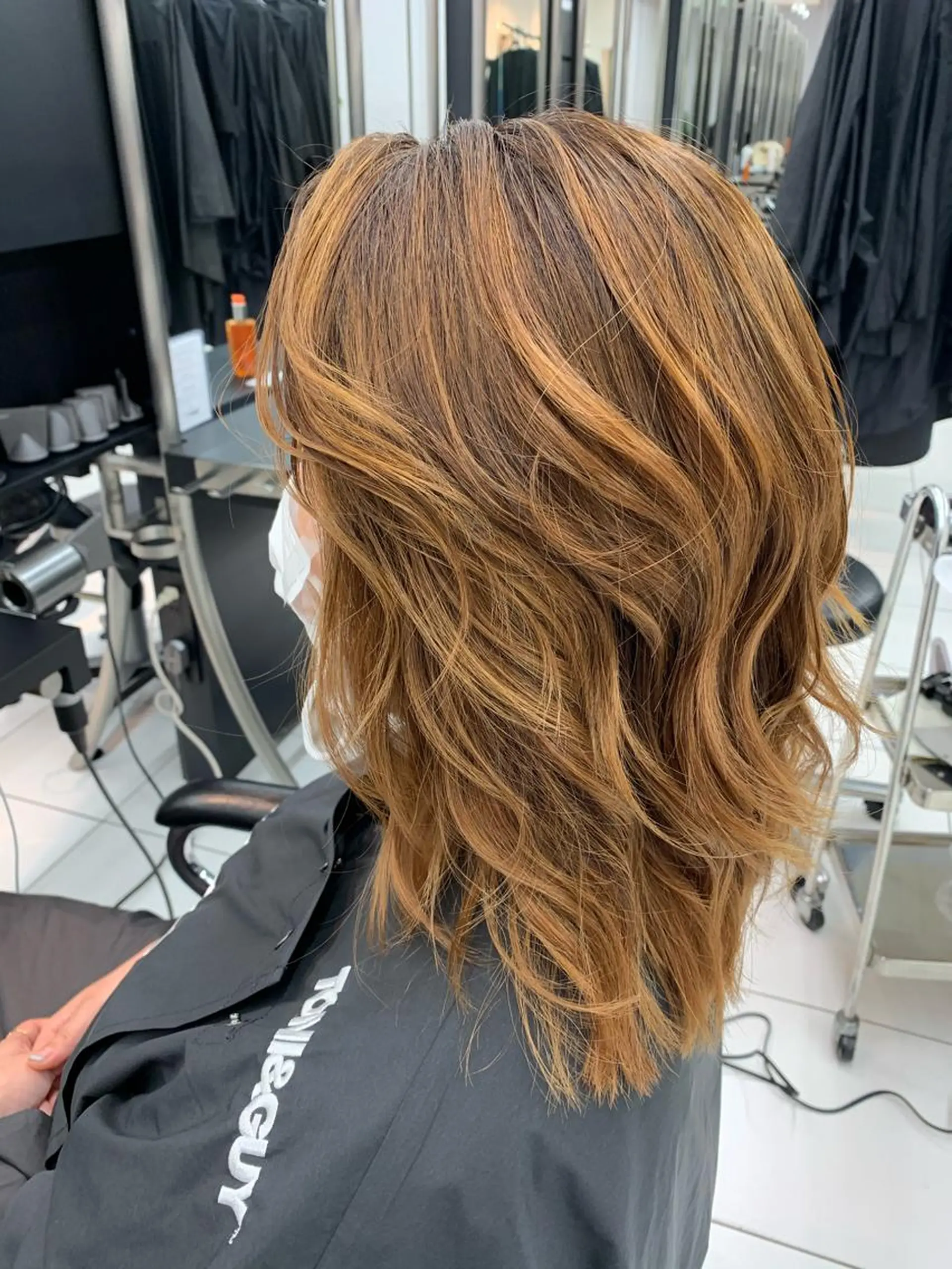 ミディアム カラー バレイヤージュ レイヤーカット デザインヘア 小林裕史のヘアスタイル