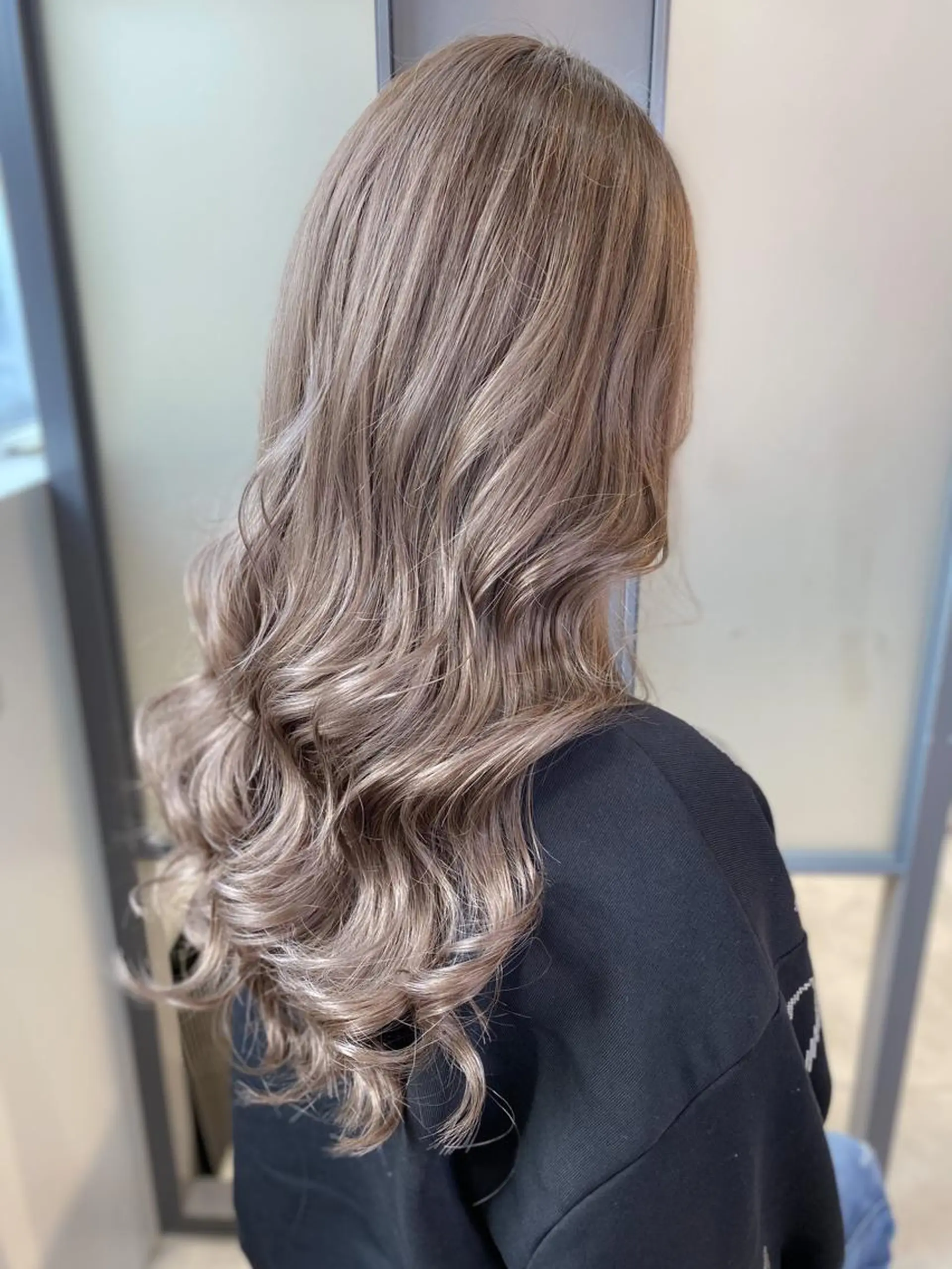 ロング カラー ベージュカラー ブリーチ 【透明感、艶髪】西村 有司のヘアスタイル