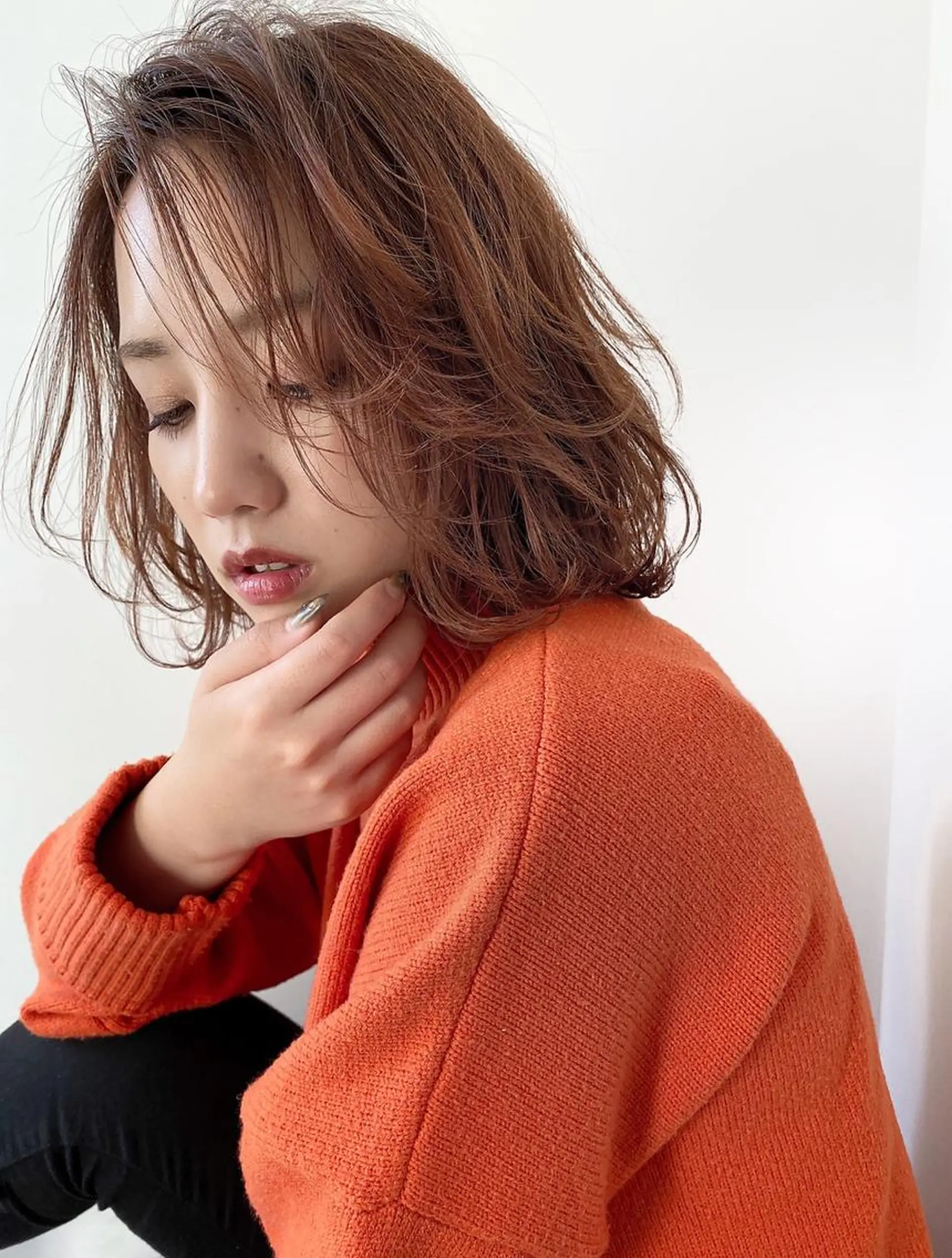 ミディアム カラー コテ巻き風パーマ 韓国風パーマ　無重力のヘアスタイル