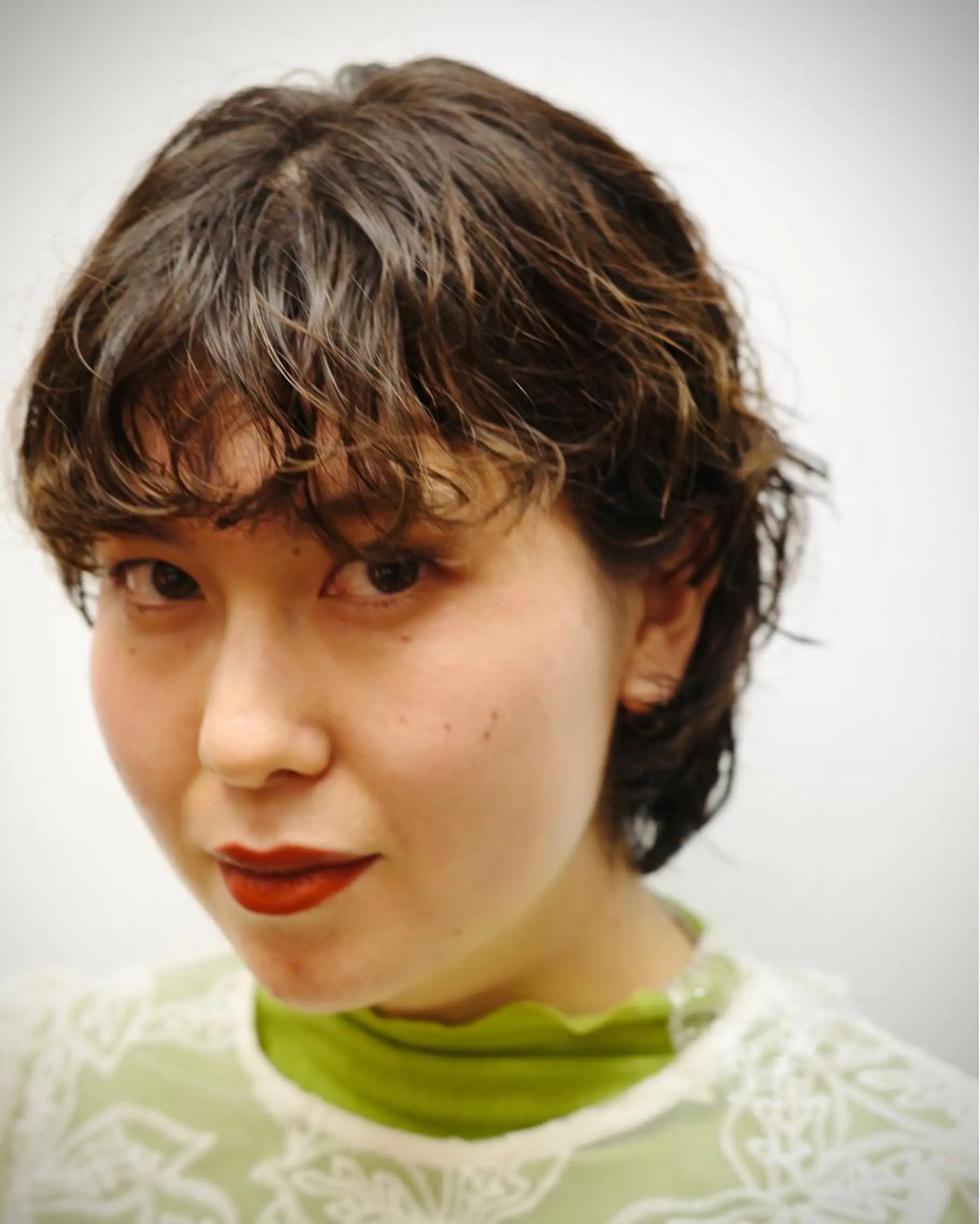 ミディアム パーマ ミディアムパーマ ハイライト レイヤーカット 縮毛矯正 刈り上げ Koichi Satoのヘアスタイル