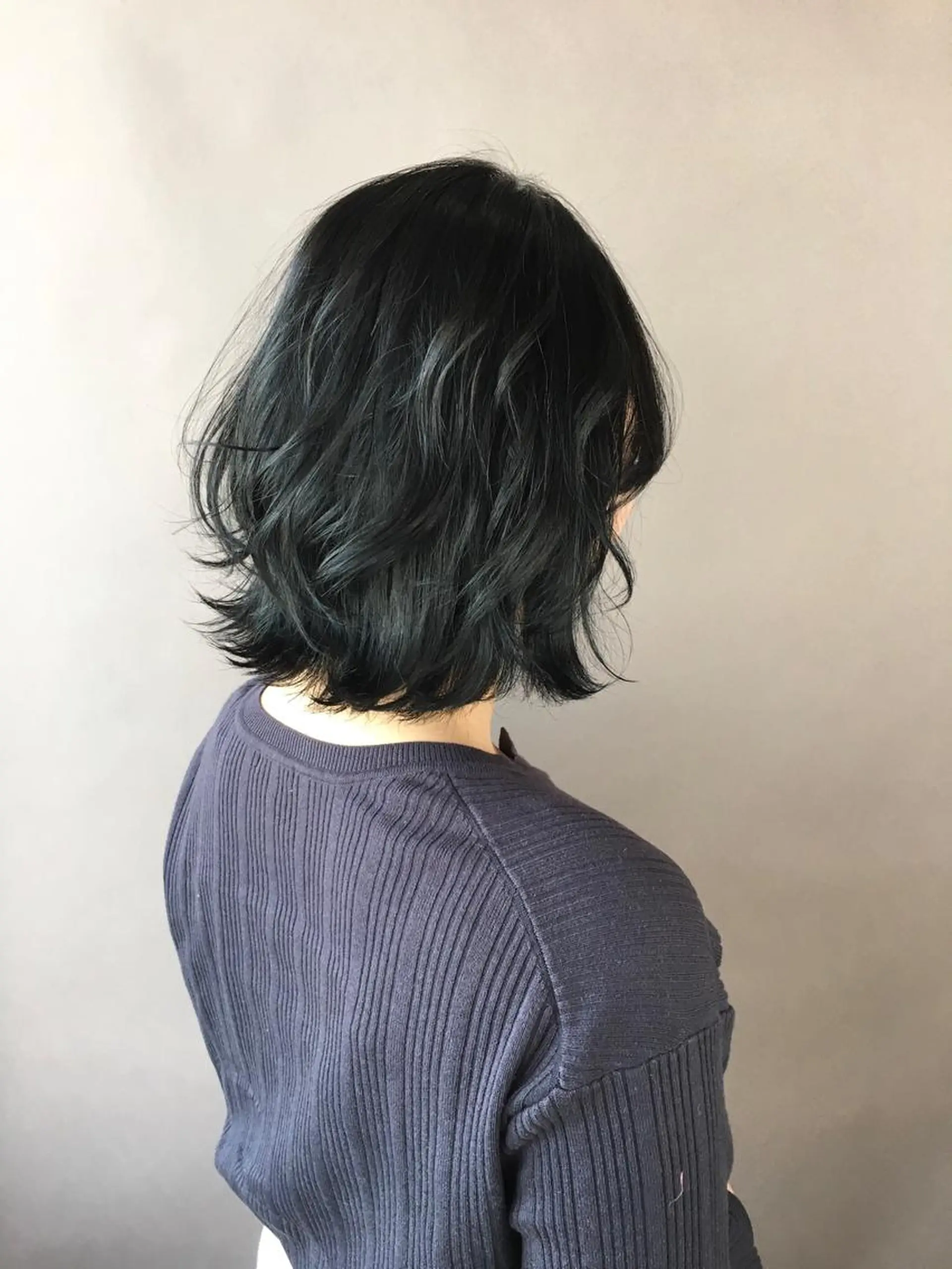 ミディアム 足立 磨咲のヘアスタイル