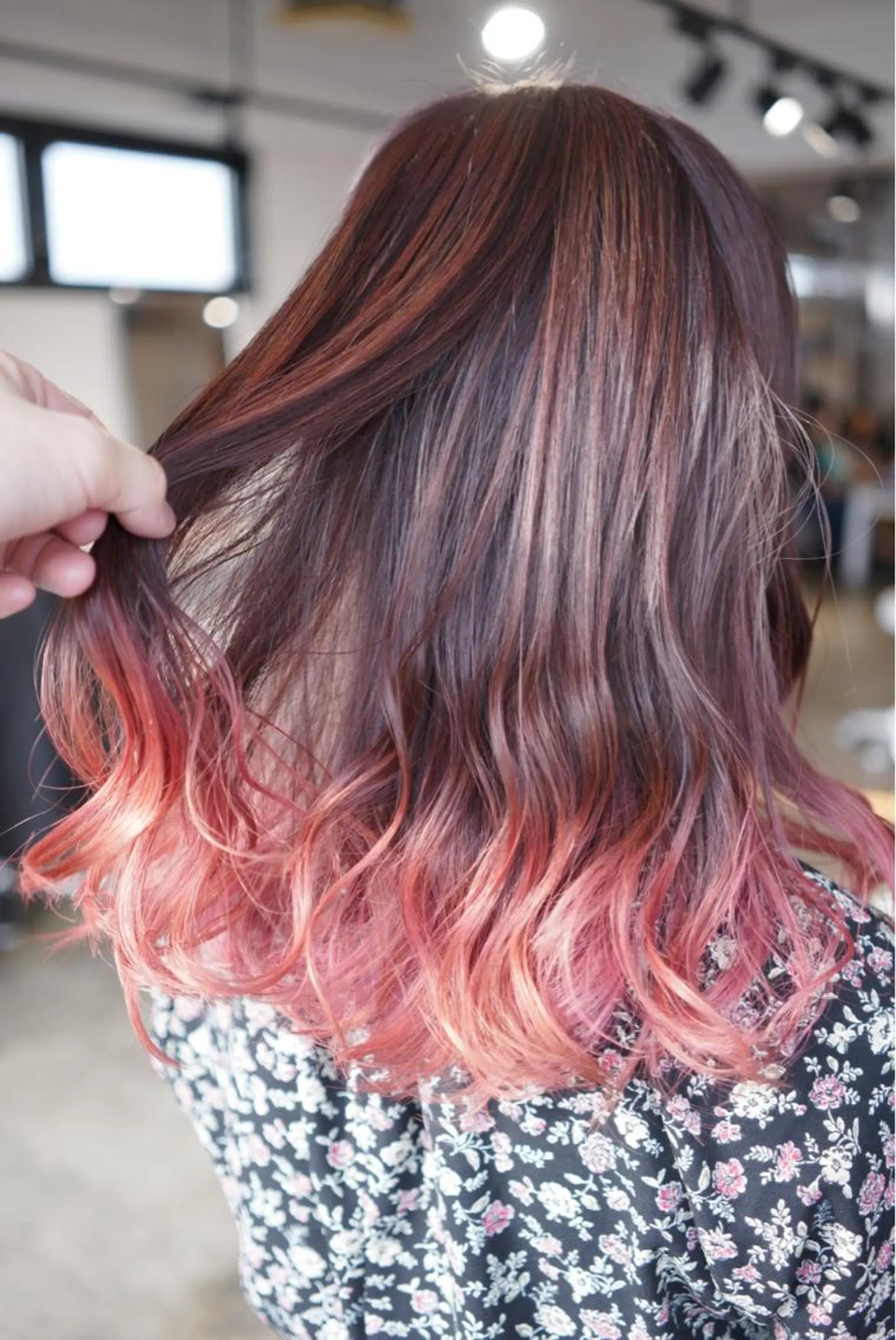 ロング カラー グラデーションカラー ピンクカラー ヘアカラー トリートメント ハイトーン/レイヤー /ケアブリーチ石川治のヘアスタイル