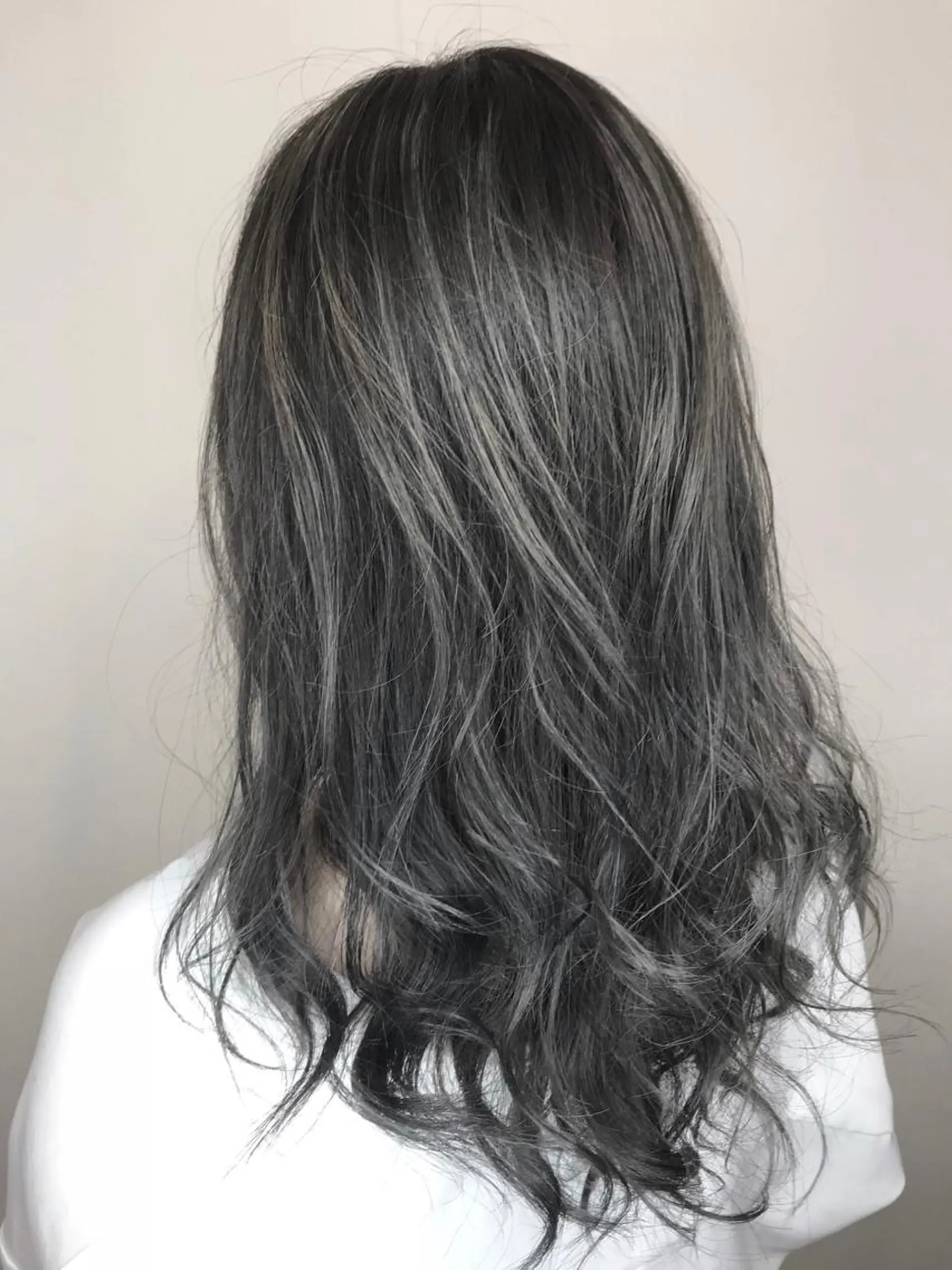 セミロング カラー ダークグレー ハイライトカラー ハイライト ヘアカラー トリートメント Cecilhair セシルヘアー神戸元町のヘアスタイル