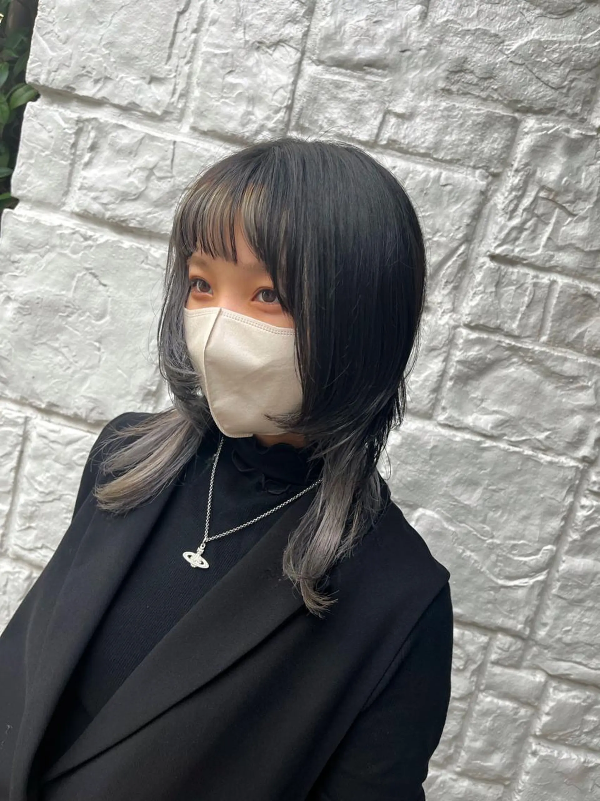 セミロング カラー ダブルカラー ハイトーンカラー インナーカラー シルバー ウルフカット ヘアカラー トリートメント ヘッドスパ ヘアセット カジュアルを女っぽく 𝗮𝘆𝗮𝗰𝗼のヘアスタイル