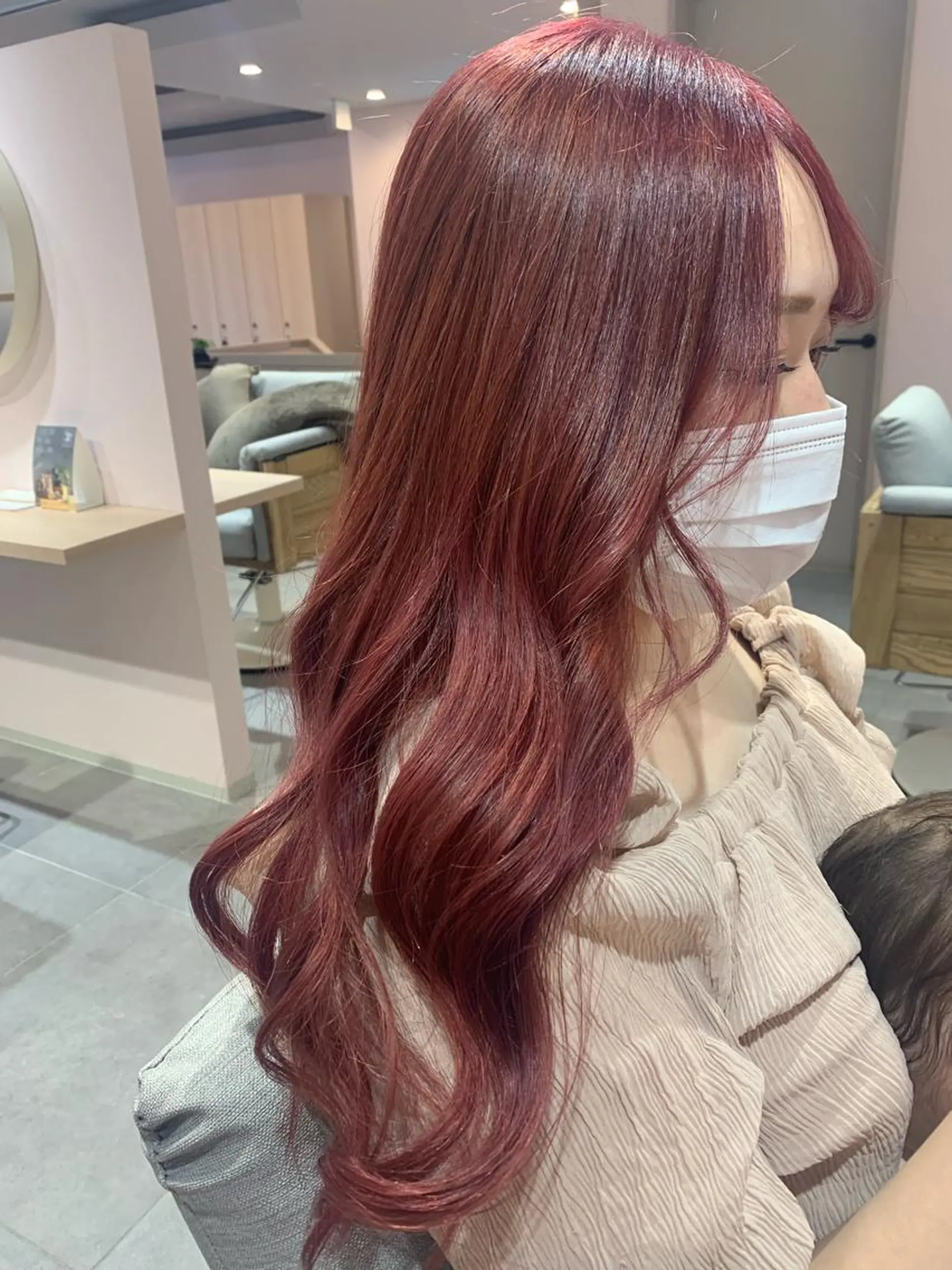 カラー ピンクカラー レッドカラー rio .のヘアスタイル