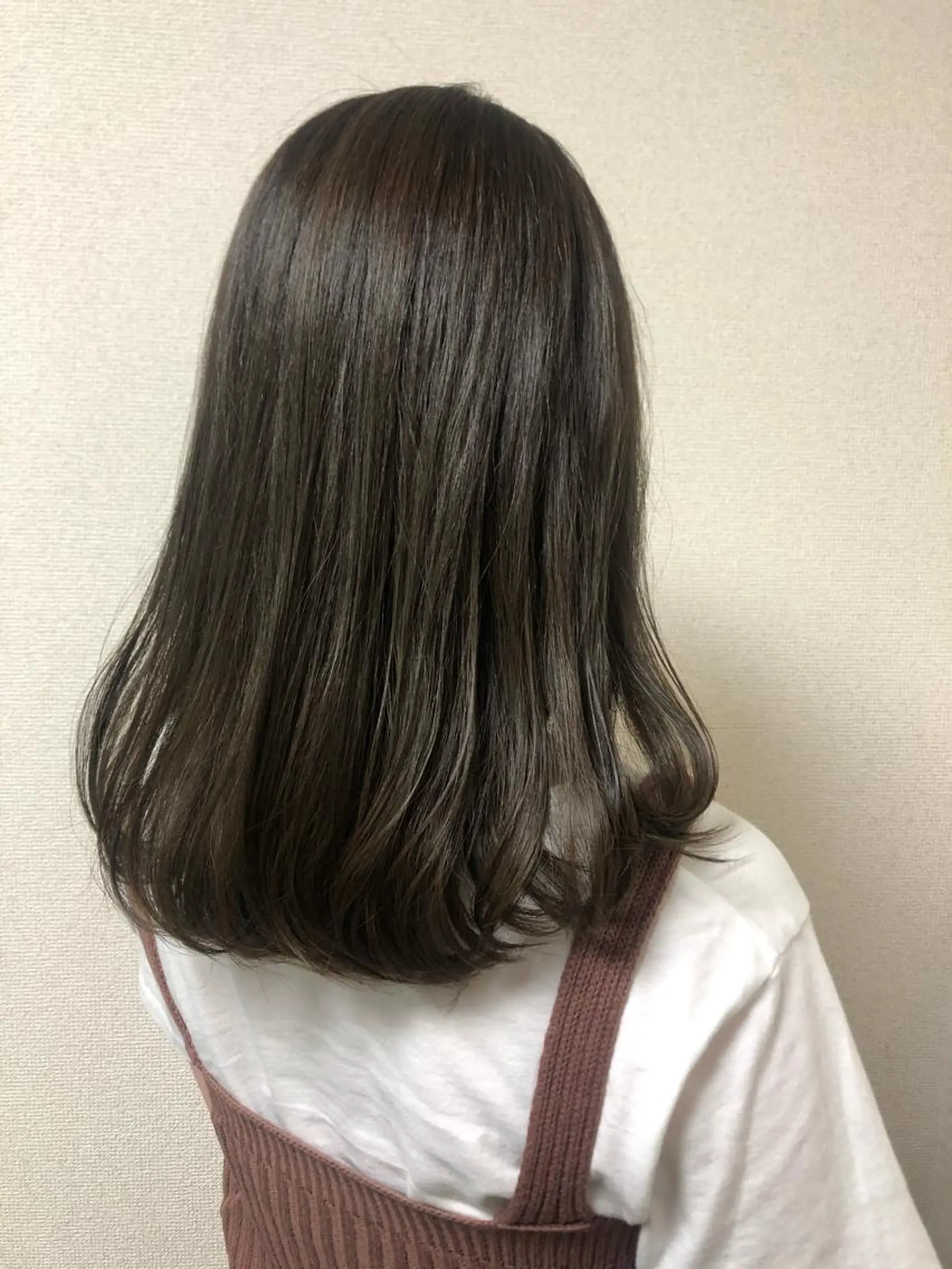 セミロング カラー アッシュ バレイヤージュ ベージュカラー ブリーチ ブルーカラー 大久保 真希のヘアスタイル