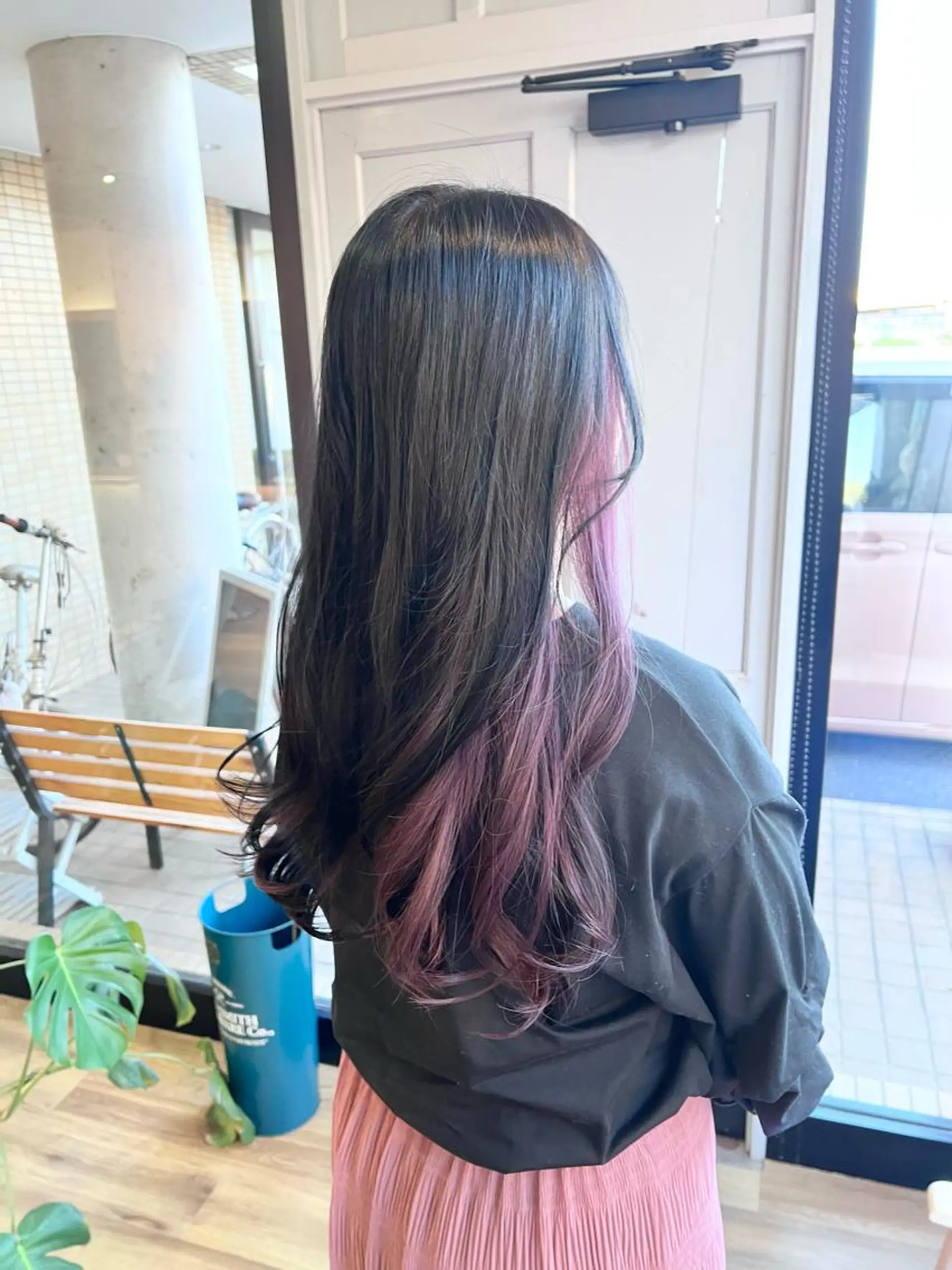 ロング カラー 黒髪 ピンクカラー バイオレットカラー ヘアカラー トリートメント ツキダテ ユイのヘアスタイル