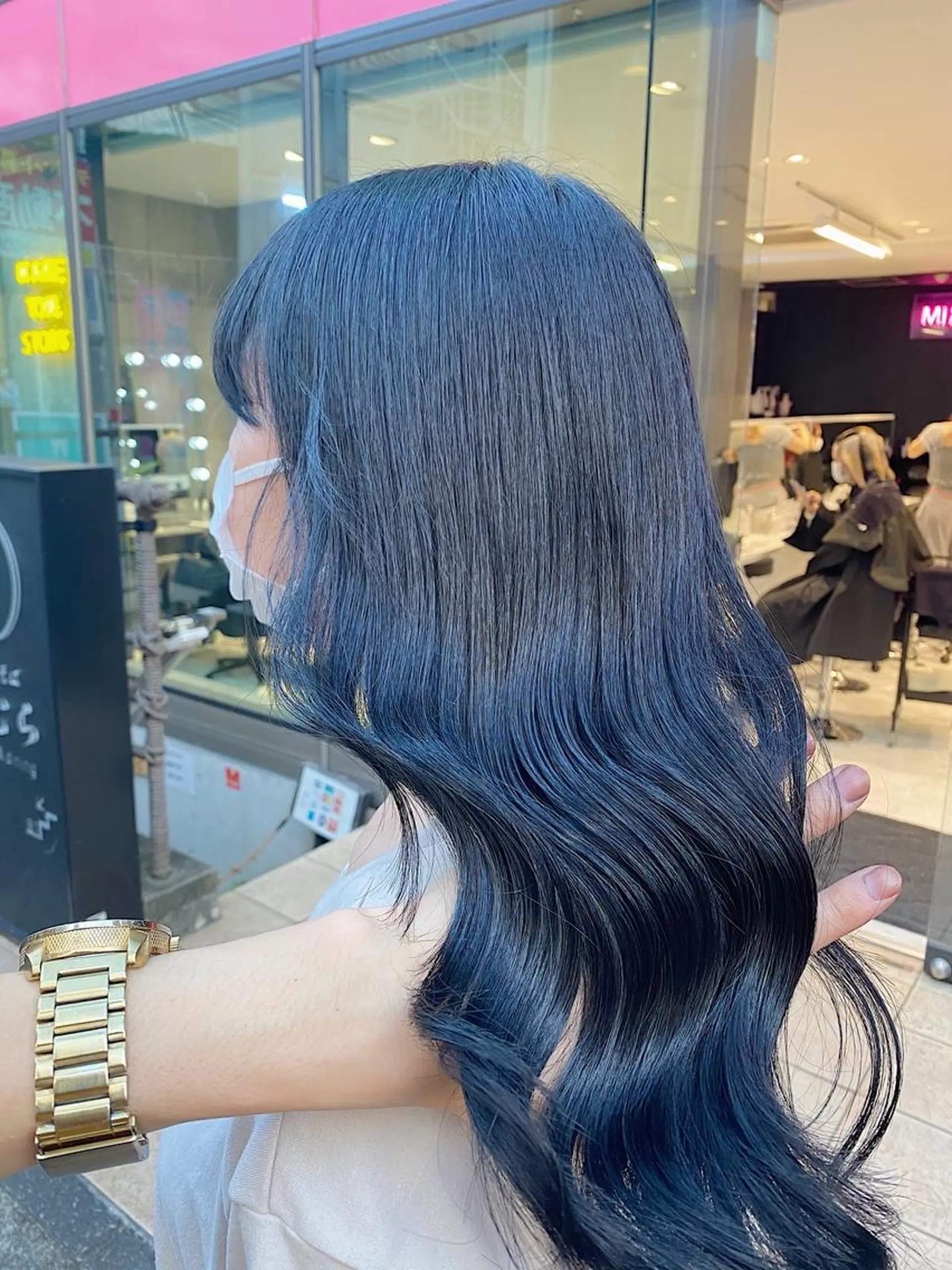 ロング カラー メンズ メンズハイライト メンズインナーカラー アッシュ アッシュグレー アッシュグレージュ JuNブリーチに 縮毛矯正するプロのヘアスタイル