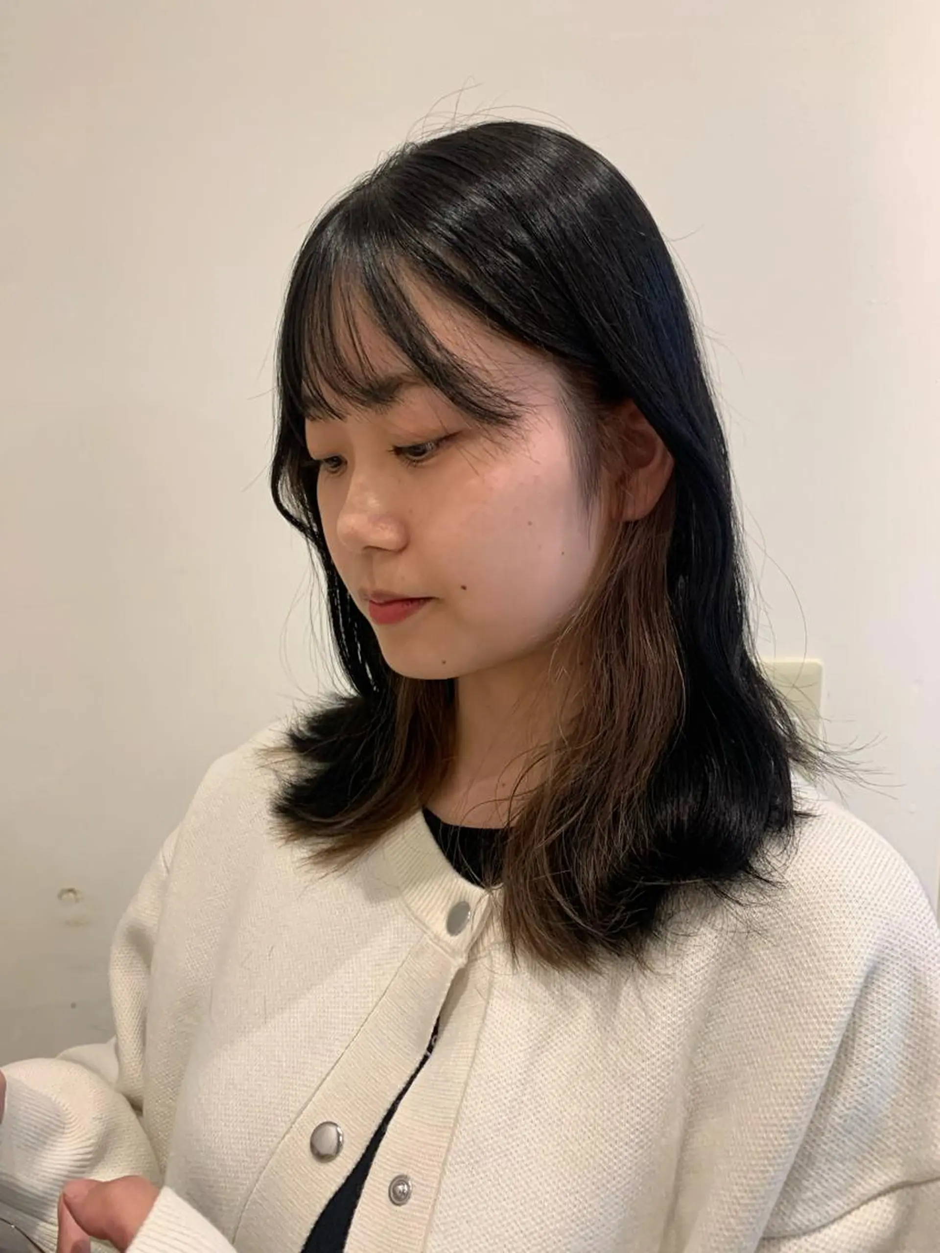 ミディアム om's poka 伊藤百花のヘアスタイル