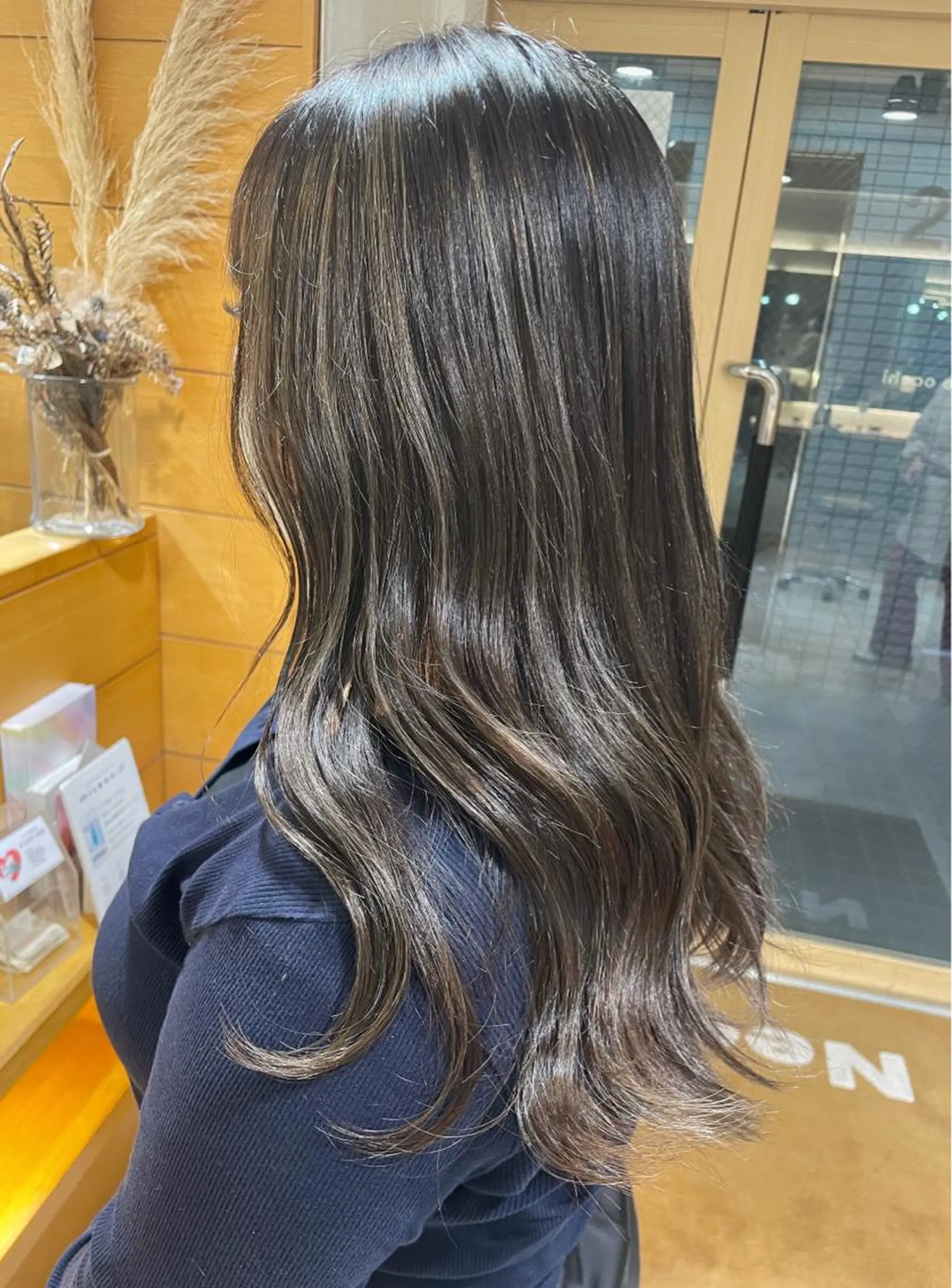 セミロング カラー ハイライトカラー ハイライト カット ヘアカラー 齋藤 咲のヘアスタイル