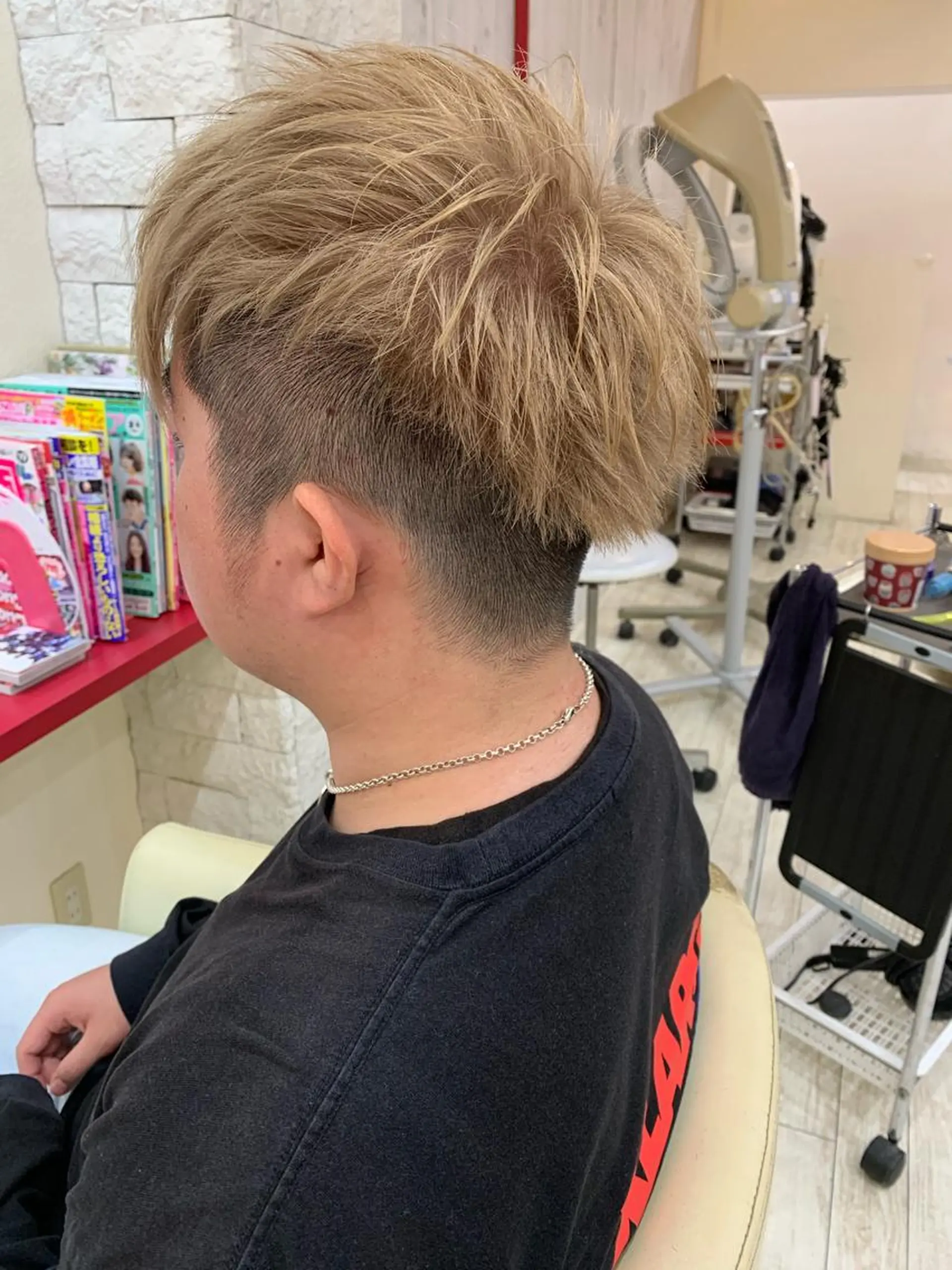 ショート カラー ヘアアレンジ メンズ ベージュカラー ミルクティーベージュ カット ヘアカラー 今村公介 ブリーチ特化、派手髪のヘアスタイル