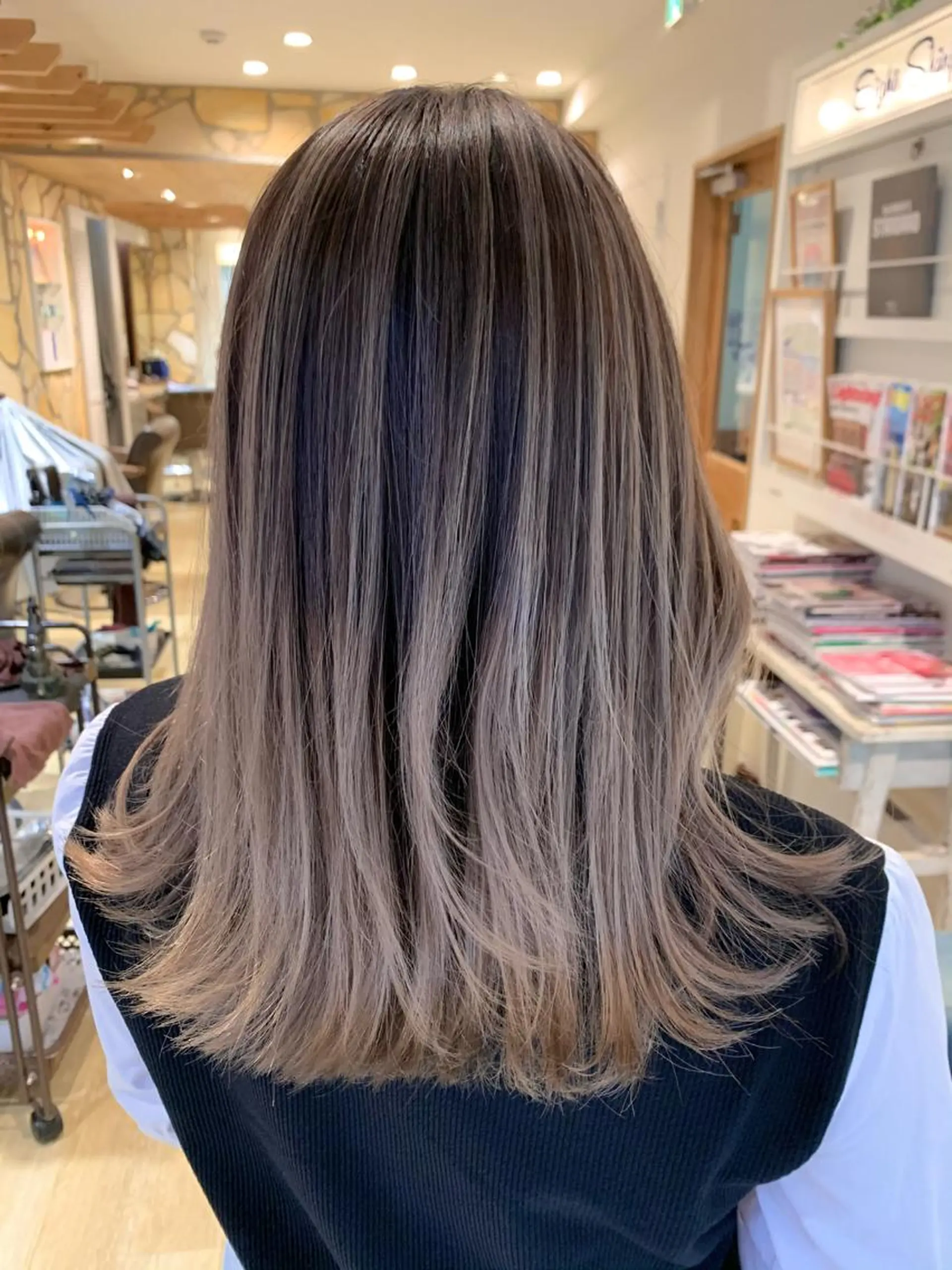 セミロング レイヤーカット ヘアカラー トリートメント 渋谷ハイトーン/ デザインカラー阿部のヘアスタイル